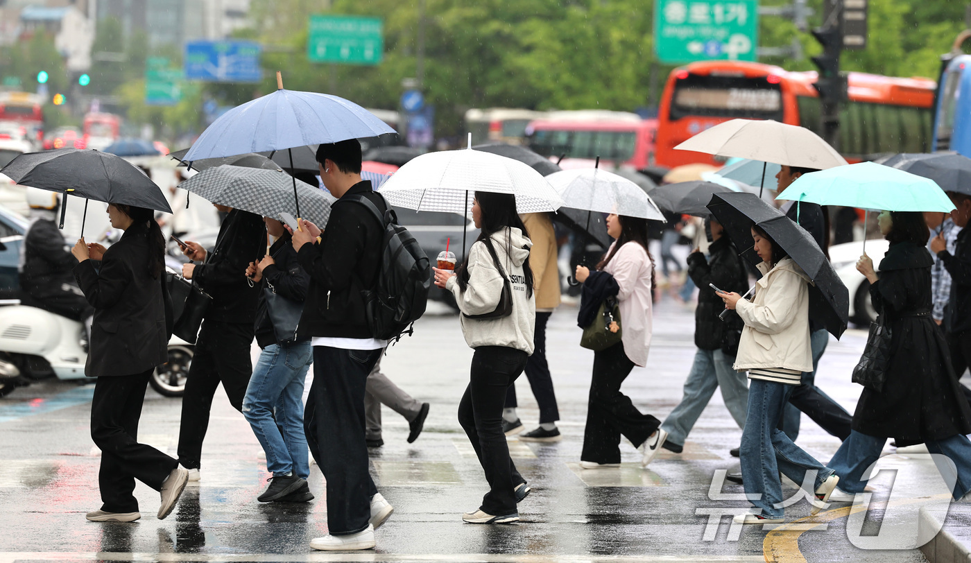 (서울=뉴스1) 임세영 기자 = 전국 대부분 지역에 비가 내린 9일 오전 서울 광화문네거리에서 우산을 쓴 시민들이 출근하고 있다.  2025.5.9/뉴스1