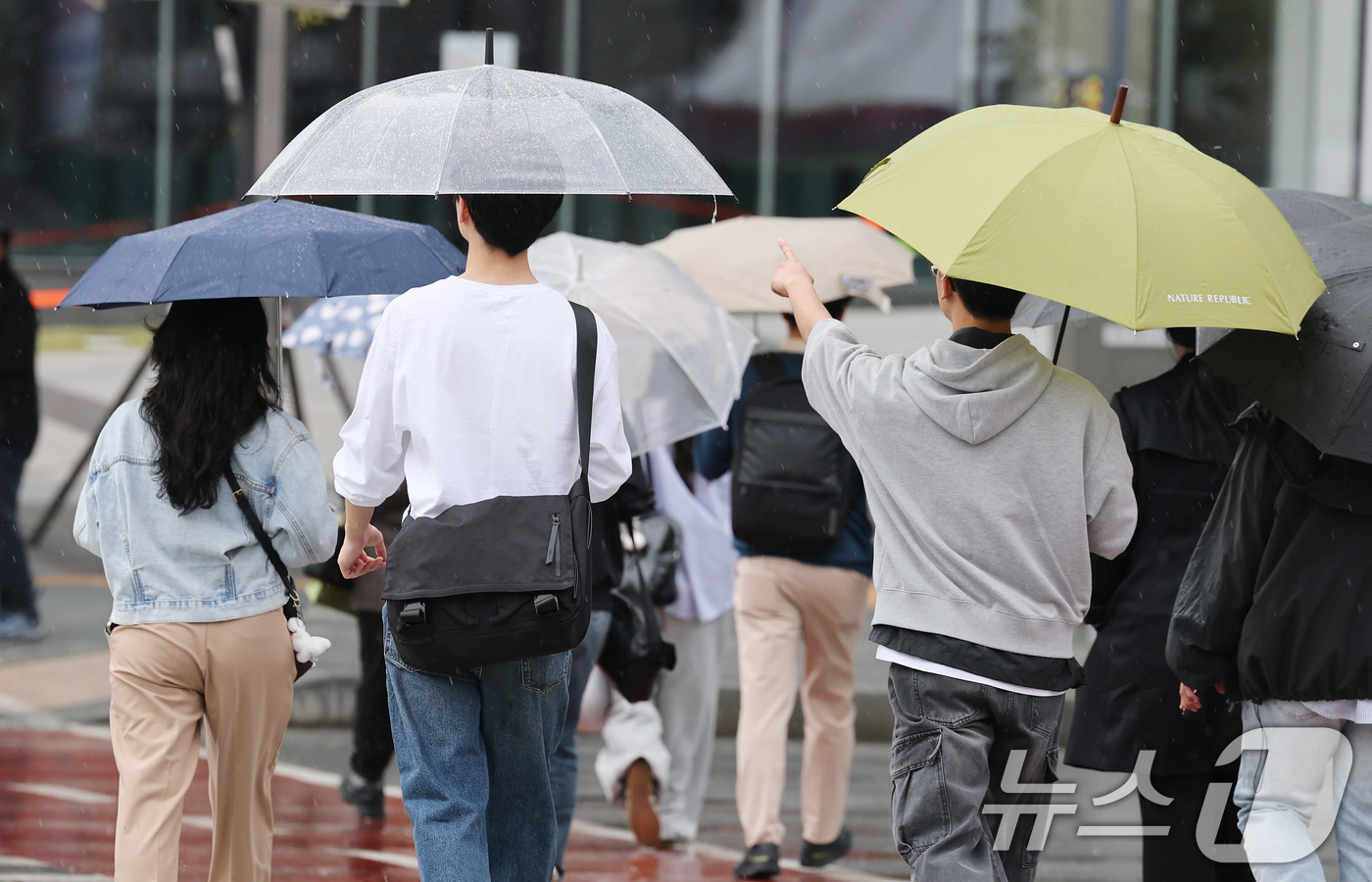 (서울=뉴스1) 임세영 기자 = 전국 대부분 지역에 비가 내린 9일 오전 서울 광화문네거리에서 우산을 쓴 시민들이 출근하고 있다.  2025.5.9/뉴스1