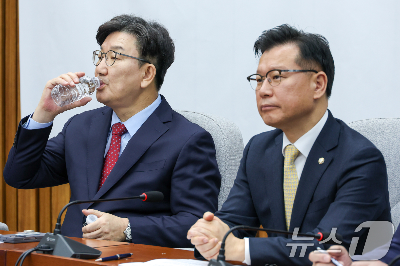 (서울=뉴스1) 안은나 기자 = 권성동 국민의힘 원내대표가 9일 오전 서울 여의도 국회에서 열린 원내대책회의에 참석해 물을 마시고 있다. 오른쪽은 이양수 선관위원장. 2025.5. …
