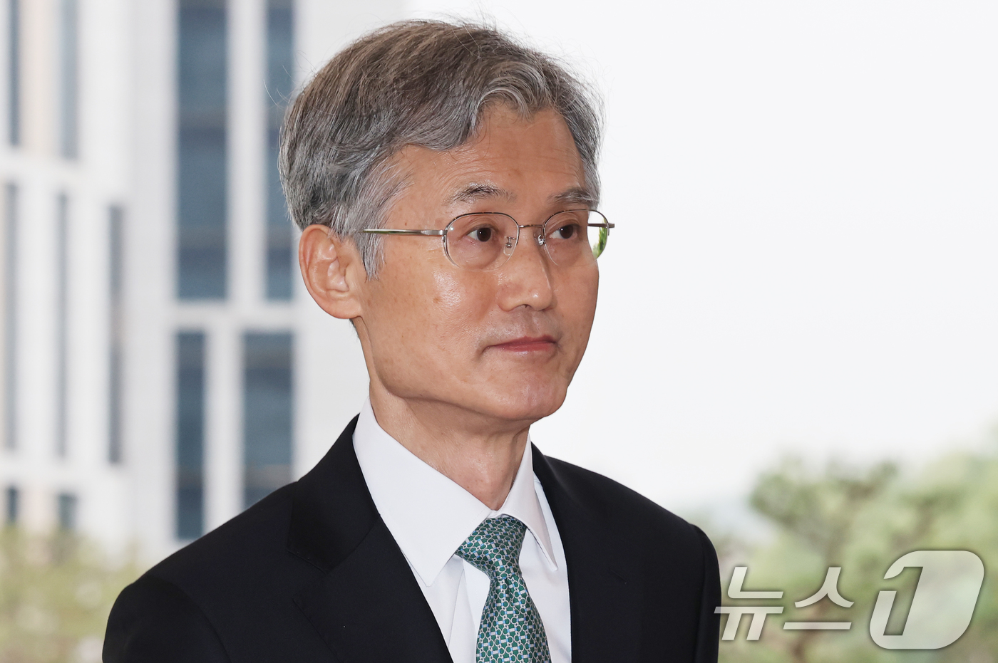 (서울=뉴스1) 박세연 기자 = 조희대 대법원장이 9일 오전 서울 서초구 대법원으로 출근을 하고 있다. 법원은 전국 법관대표회의 개최 여부를 두고 내부의견을 수렴중이다. 2025. …