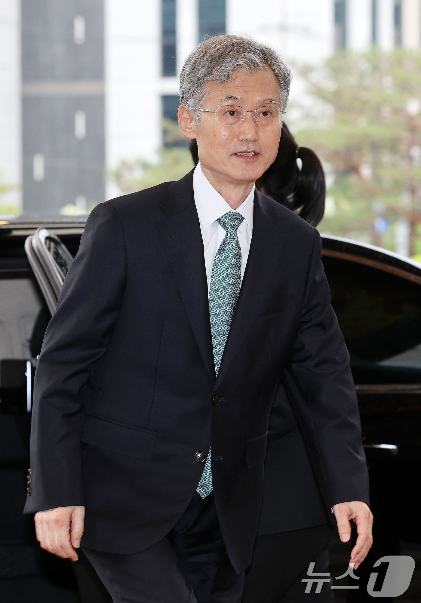 (서울=뉴스1) 박세연 기자 = 조희대 대법원장이 9일 오전 서울 서초구 대법원으로 출근을 하고 있다.  2025.5.9/뉴스1