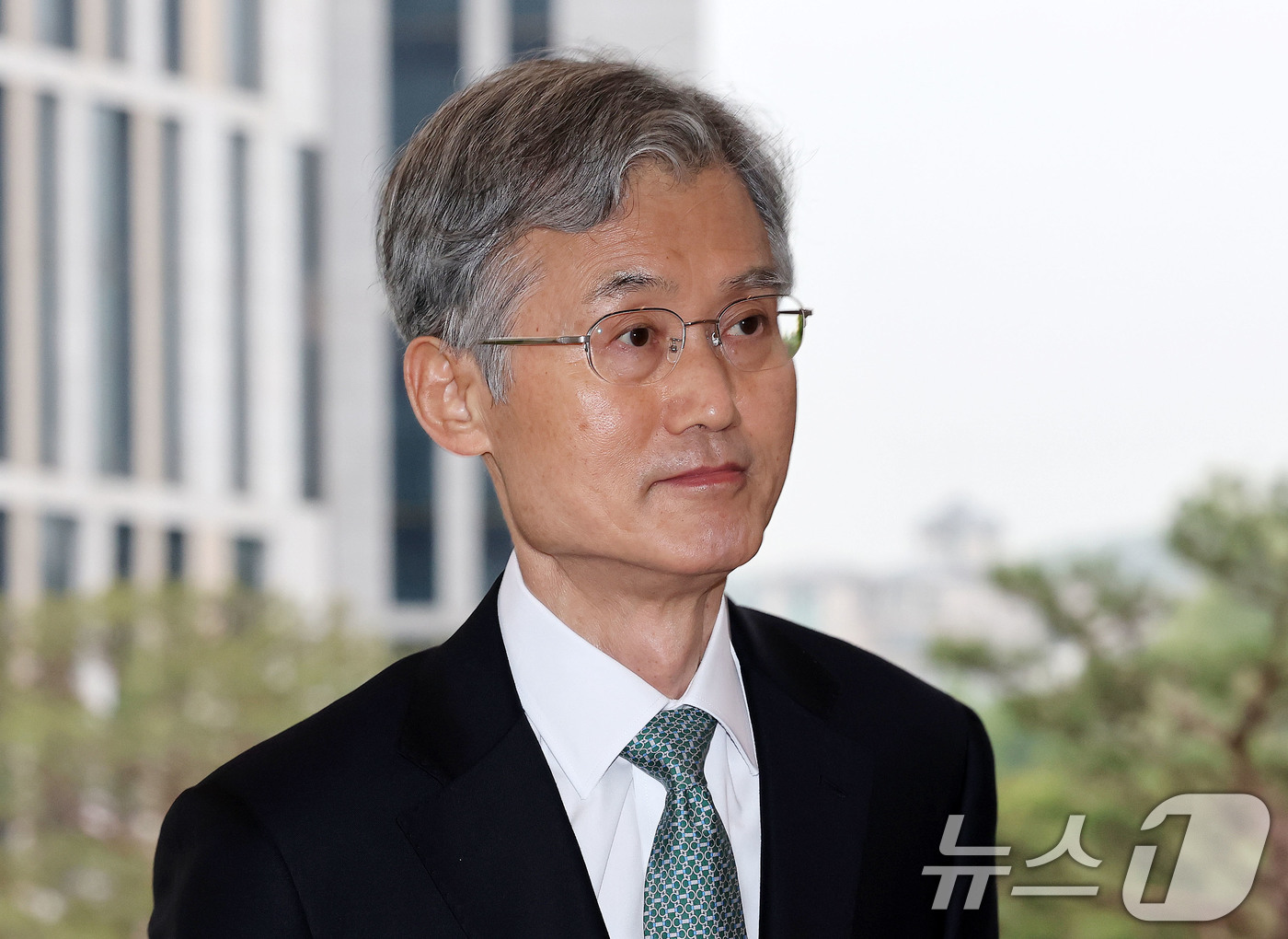 (서울=뉴스1) 박세연 기자 = 조희대 대법원장이 9일 오전 서울 서초구 대법원으로 출근을 하고 있다.  2025.5.9/뉴스1