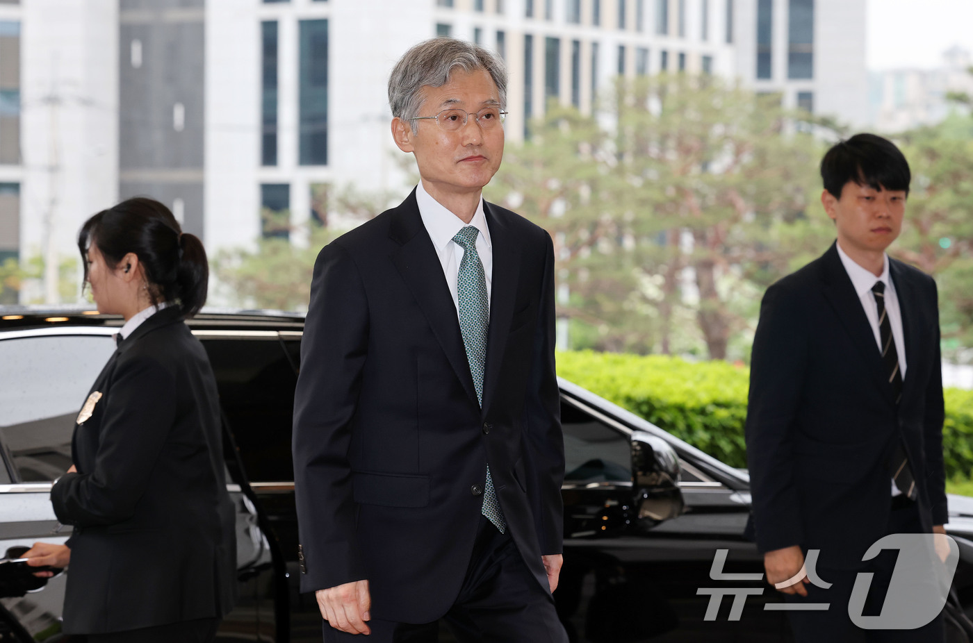 (서울=뉴스1) 박세연 기자 = 조희대 대법원장이 9일 오전 서울 서초구 대법원으로 출근을 하고 있다.  2025.5.9/뉴스1