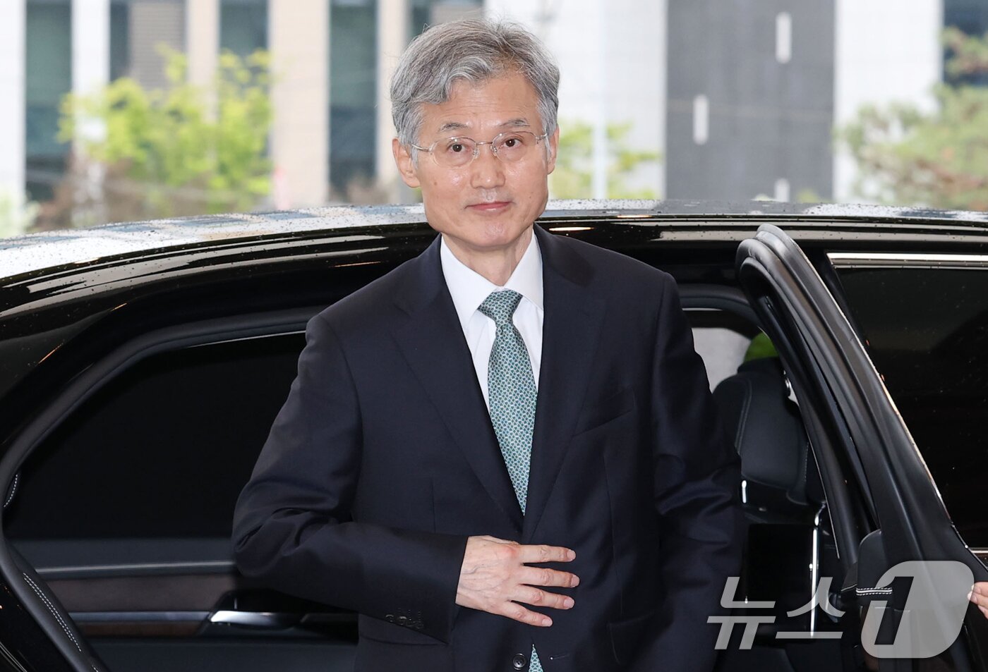본문 이미지 - 조희대 대법원장이 9일 오전 서울 서초구 대법원으로 출근을 하고 있다. 법원은 전국 법관대표회의 개최 여부를 두고 내부의견을 수렴중이다. 2025.5.9/뉴스1 ⓒ News1 박세연 기자
