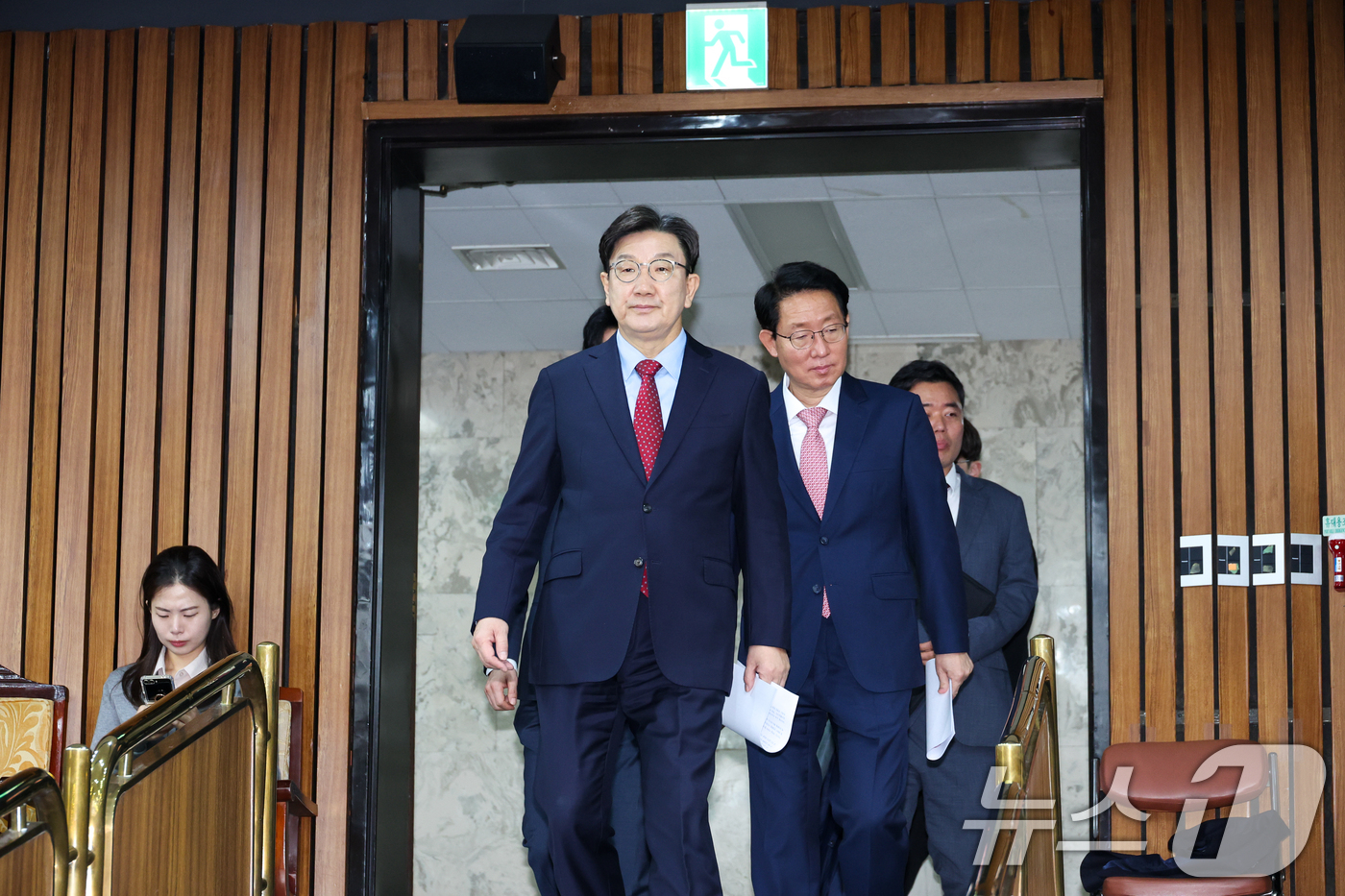 (서울=뉴스1) 안은나 기자 = 권성동 국민의힘 원내대표가 9일 오전 서울 여의도 국회에서 열린 원내대책회의에 입장하고 있다. 2025.5.9/뉴스1