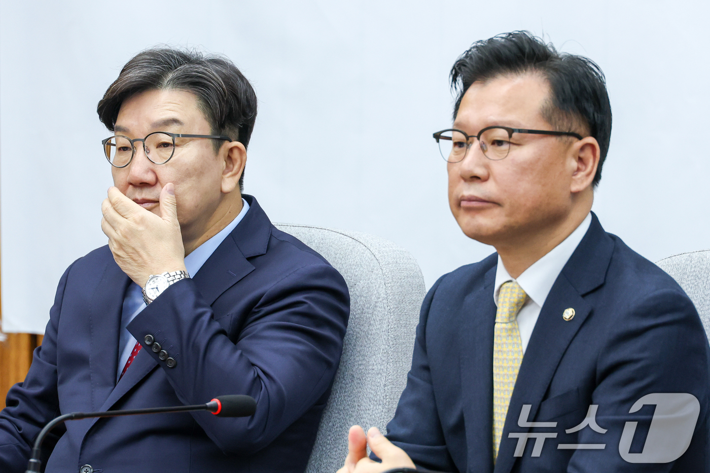 (서울=뉴스1) 안은나 기자 = 권성동 국민의힘 원내대표가 9일 오전 서울 여의도 국회에서 열린 원내대책회의에 참석하고 있다. 오른쪽은 이양수 선관위원장. 2025.5.9/뉴스1