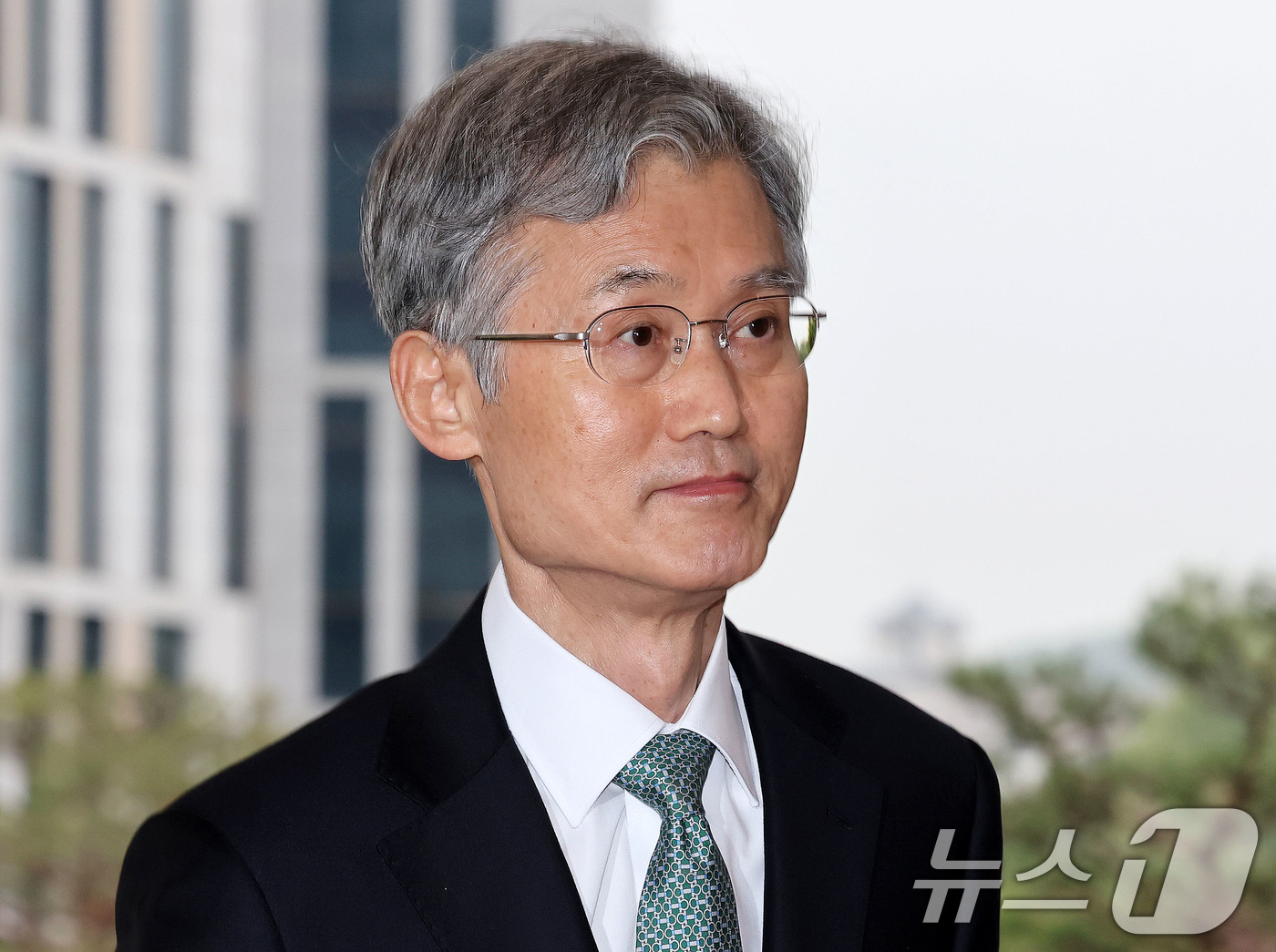 (서울=뉴스1) 박세연 기자 = 조희대 대법원장이 9일 오전 서울 서초구 대법원으로 출근을 하고 있다.  2025.5.9/뉴스1