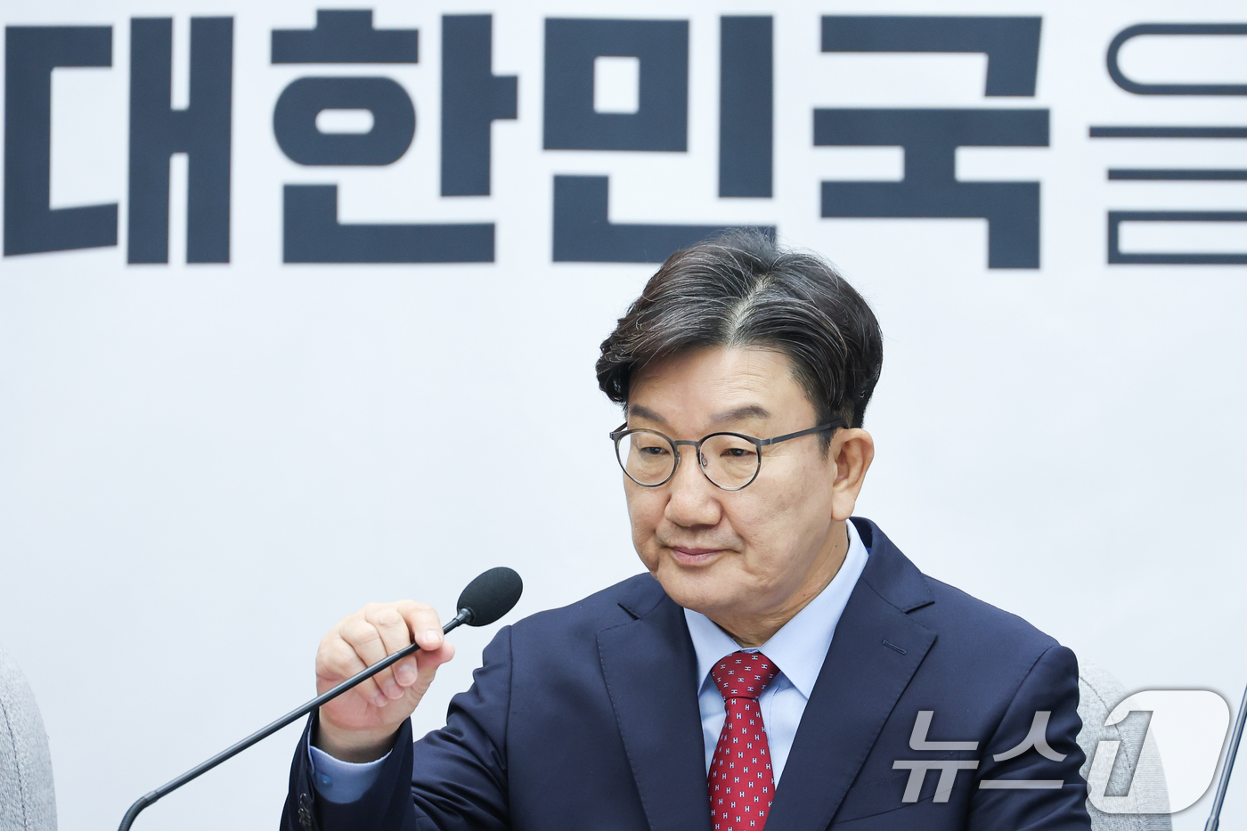 (서울=뉴스1) 안은나 기자 = 권성동 국민의힘 원내대표가 9일 오전 서울 여의도 국회에서 열린 원내대책회의에 참석하고 있다. 2025.5.9/뉴스1