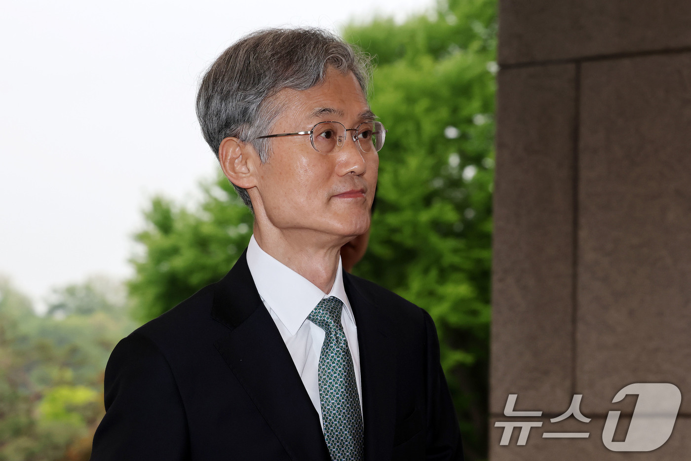(서울=뉴스1) 박세연 기자 = 조희대 대법원장이 9일 오전 서울 서초구 대법원으로 출근을 하고 있다.  2025.5.9/뉴스1