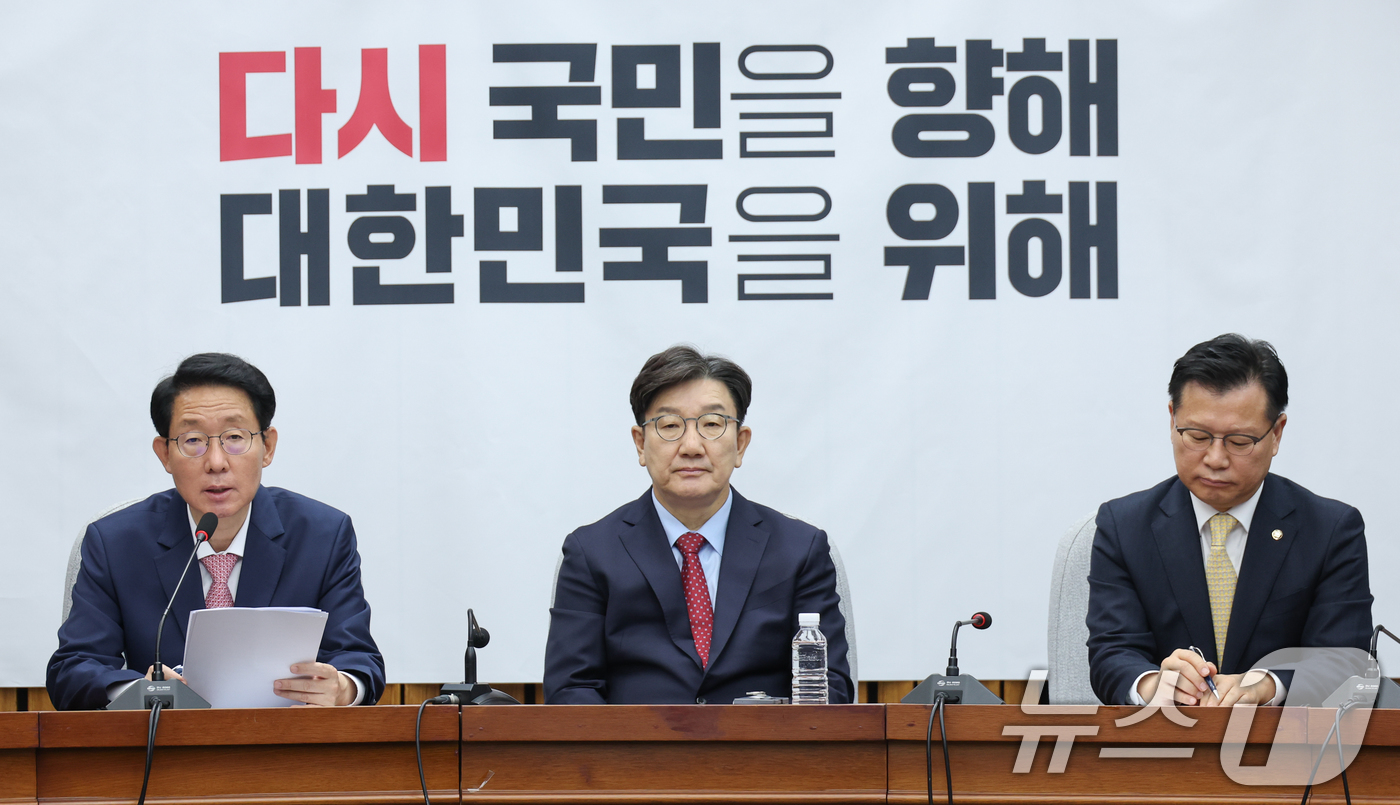 (서울=뉴스1) 안은나 기자 = 김상훈 국민의힘 정책위의장이 9일 오전 서울 여의도 국회에서 열린 원내대책회의에 참석해 발언하고 있다. 왼쪽부터 김 정책위의장, 권성동 원내대표, …