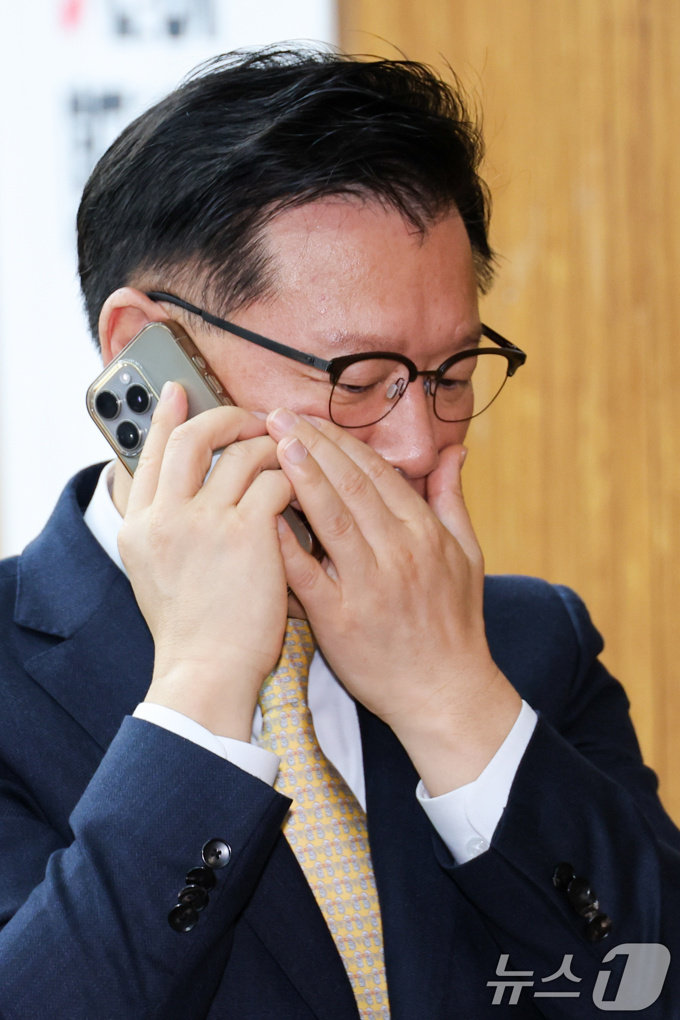 (서울=뉴스1) 안은나 기자 = 국민의힘 선관위원장에 위촉된 이양수 사무총장이 9일 오전 서울 여의도 국회에서 열린 원내대책회의에 참석해 통화하고 있다. 2025.5.9/뉴스1
