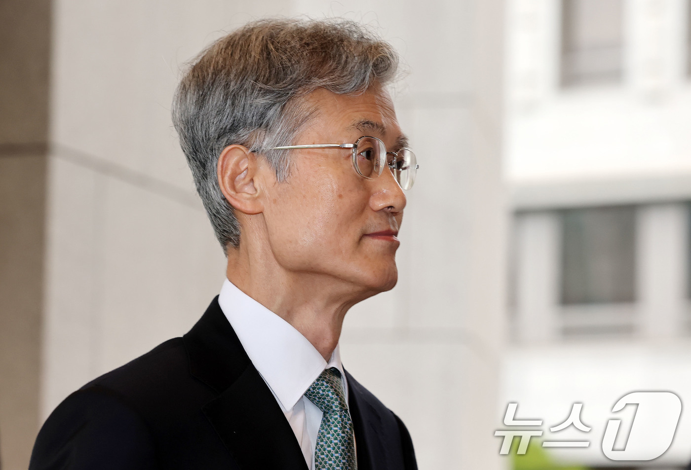 (서울=뉴스1) 박세연 기자 = 조희대 대법원장이 9일 오전 서울 서초구 대법원으로 출근을 하고 있다.  2025.5.9/뉴스1