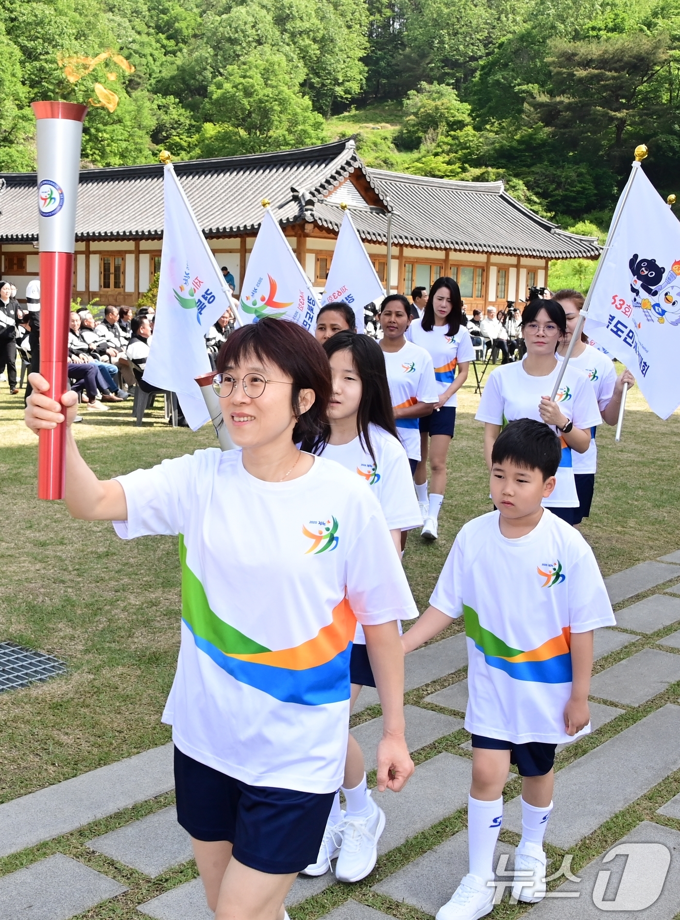 (김천=뉴스1) 정우용 기자 = 8일 경북 김천 황악산에서 제63회 경북도민체육대회 성화가 채화돼 주자들에 의해 이동되고 있다. 2025.5.9/뉴스1