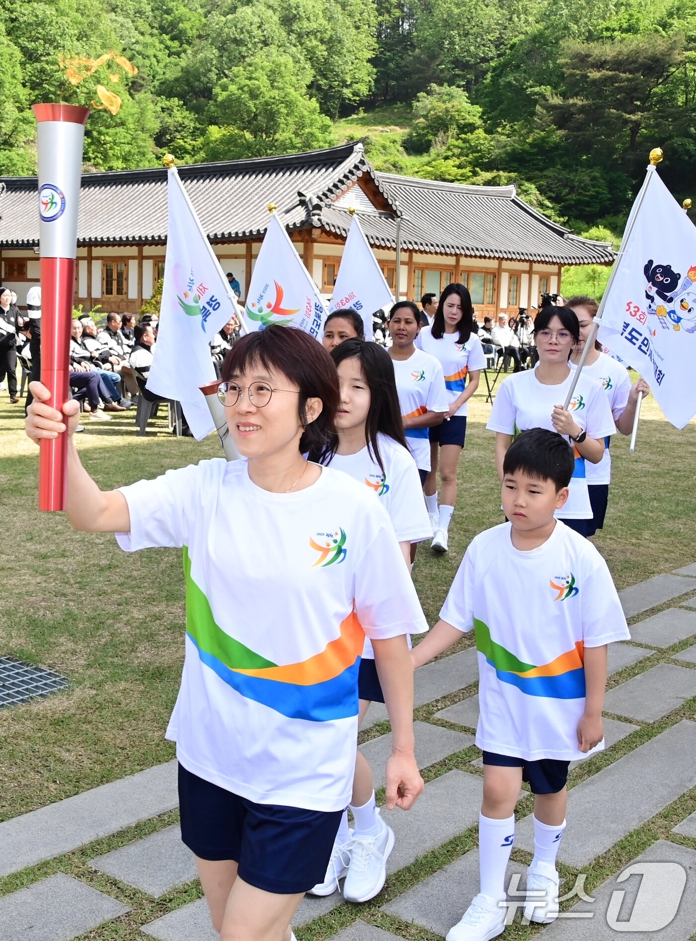 본문 이미지 - 8일 경북 김천 황악산에서 제63회 경북도민체육대회 성화가 채화돼 주자들에 의해 이동되고 있다. 2025.5.9/뉴스1 ⓒ News1 정우용 기자