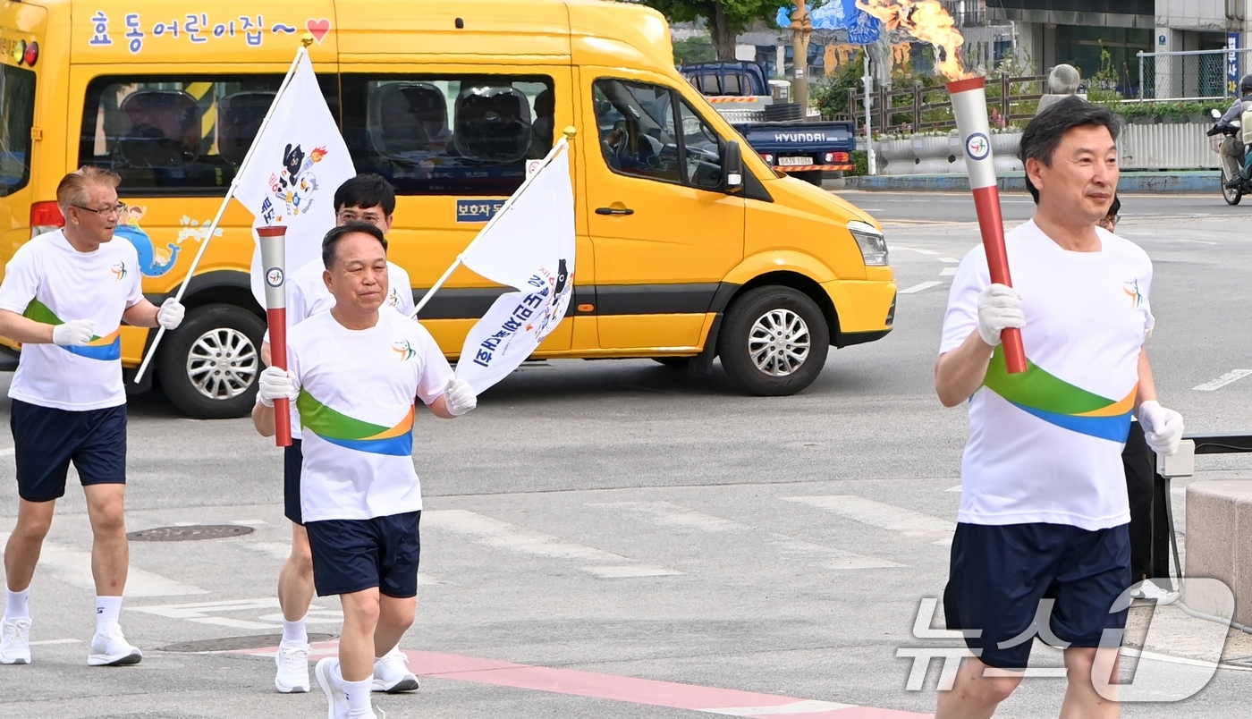 (김천=뉴스1) 정우용 기자 = 8일 경북 김천 황악산에서 제63회 경북도민체육대회 성화가 채화돼 주자들에 의해 이동되고 있다. 2025.5.9/뉴스1