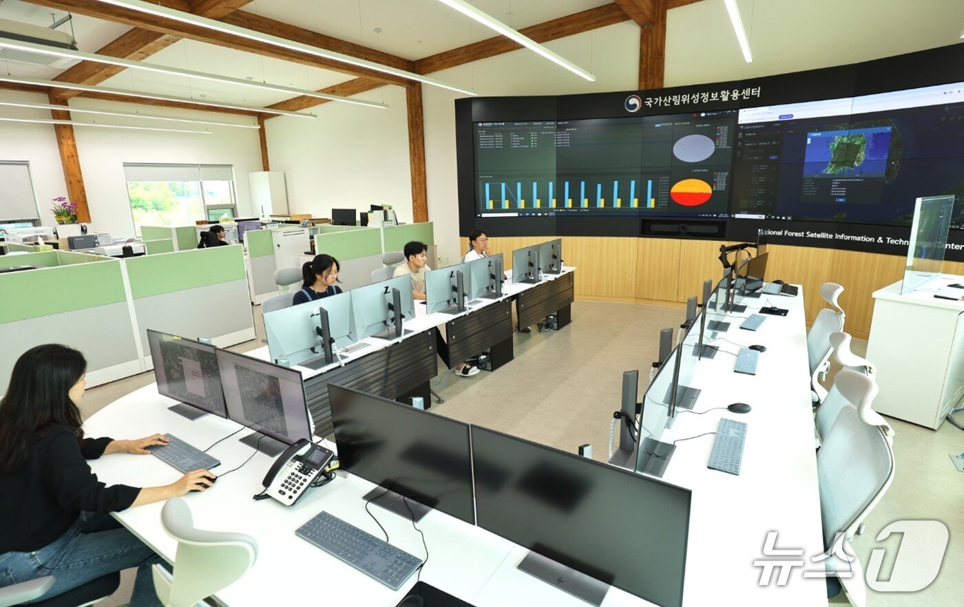 본문 이미지 -  국가산림위성정보활용센터 내부 모습 (산림청 국립산림과학원 제공.재판매 및 DB금지)/뉴스1