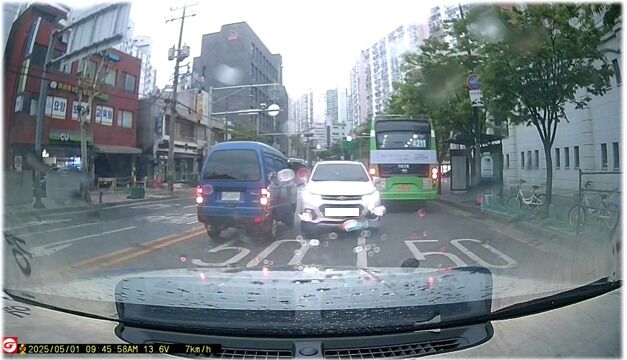 의식 잃은 운전자, 도심 역주행…순찰차가 막아서 창 깨고 구했다