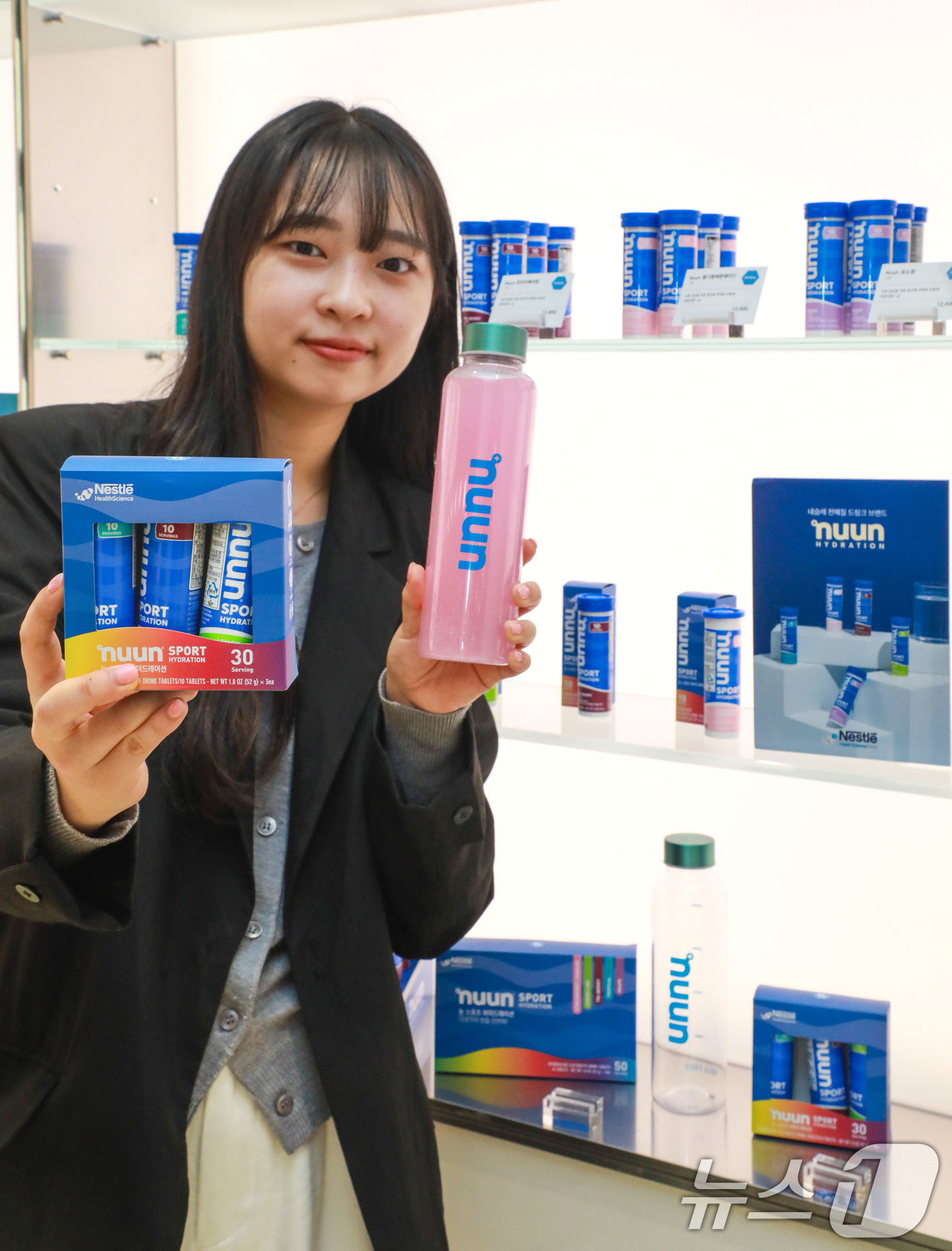 (서울=뉴스1) 이연주 기자 = 현대백화점그룹 계열 종합 헬스케어기업 현대바이오랜드는 현대백화점 목동점에 위치한 토탈 헬스케어 전문 매장 '네슬레 헬스사이언스 스토어'의 오픈을 기 …