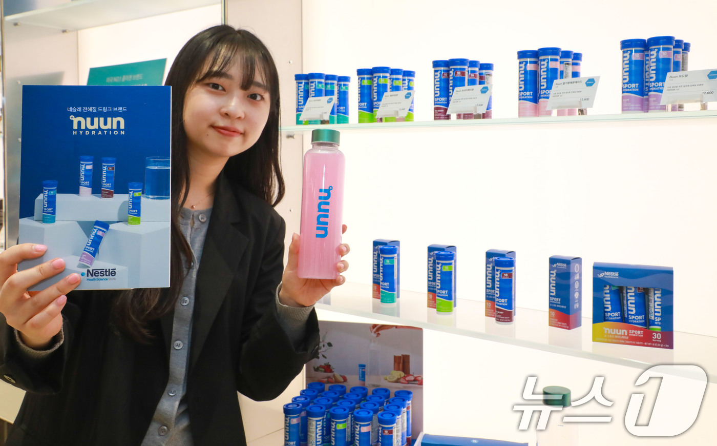 (서울=뉴스1) 이연주 기자 = 현대백화점그룹 계열 종합 헬스케어기업 현대바이오랜드는 현대백화점 목동점에 위치한 토탈 헬스케어 전문 매장 '네슬레 헬스사이언스 스토어'의 오픈을 기 …