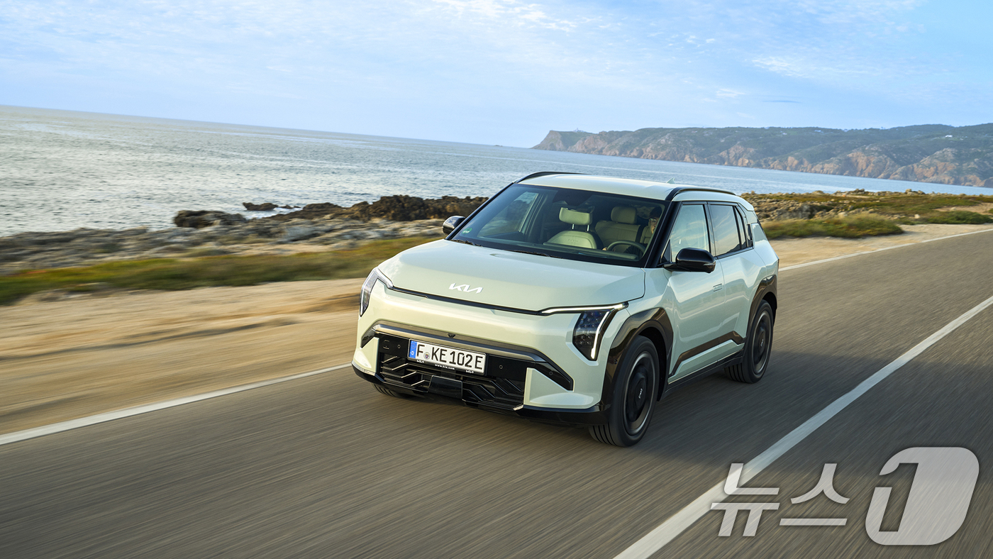 (서울=뉴스1) 이연주 기자 = 현대자동차그룹은 9일 탑기어가 주관하는 '2025 탑기어 전기차 어워즈'에서 현대자동차 아이오닉 9이 '최고의 7인승 전기차'에 기아 EV3가 '최 …