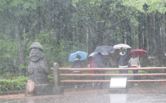 '호우·강풍경보' 제주 산지에 시간당 15㎜ 비·초속 32m 바람