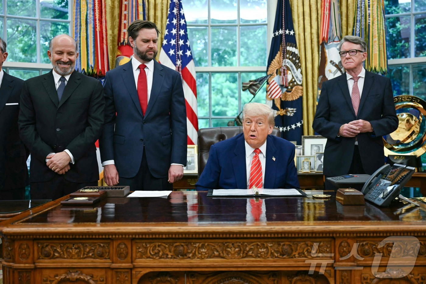 (워싱턴DC AFP=뉴스1) 류정민 특파원 = 도널드 트럼프 미국 대통령이 8일(현지시간) 하워드 러트닉 미국 상무부 장관(좌), JD 밴스 미국 부통령(좌측 두 번째), 피터 맨 …