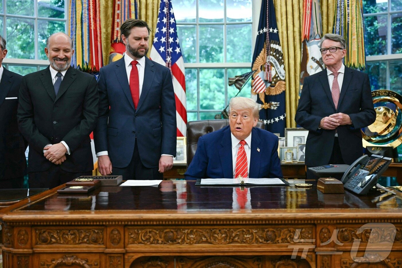 본문 이미지 - 도널드 트럼프 미국 대통령이 8일(현지시간) 하워드 러트닉 미국 상무부 장관(좌), JD 밴스 미국 부통령(좌측 두 번째), 피터 맨델슨 주미 영국 대사(맨 오른쪽)와 함께 워싱턴DC 백악관 집무실에서 영국과 무역 합의 발표를 하고 있다. 2025.05.08 ⓒ AFP=뉴스1 ⓒ News1 류정민 특파원