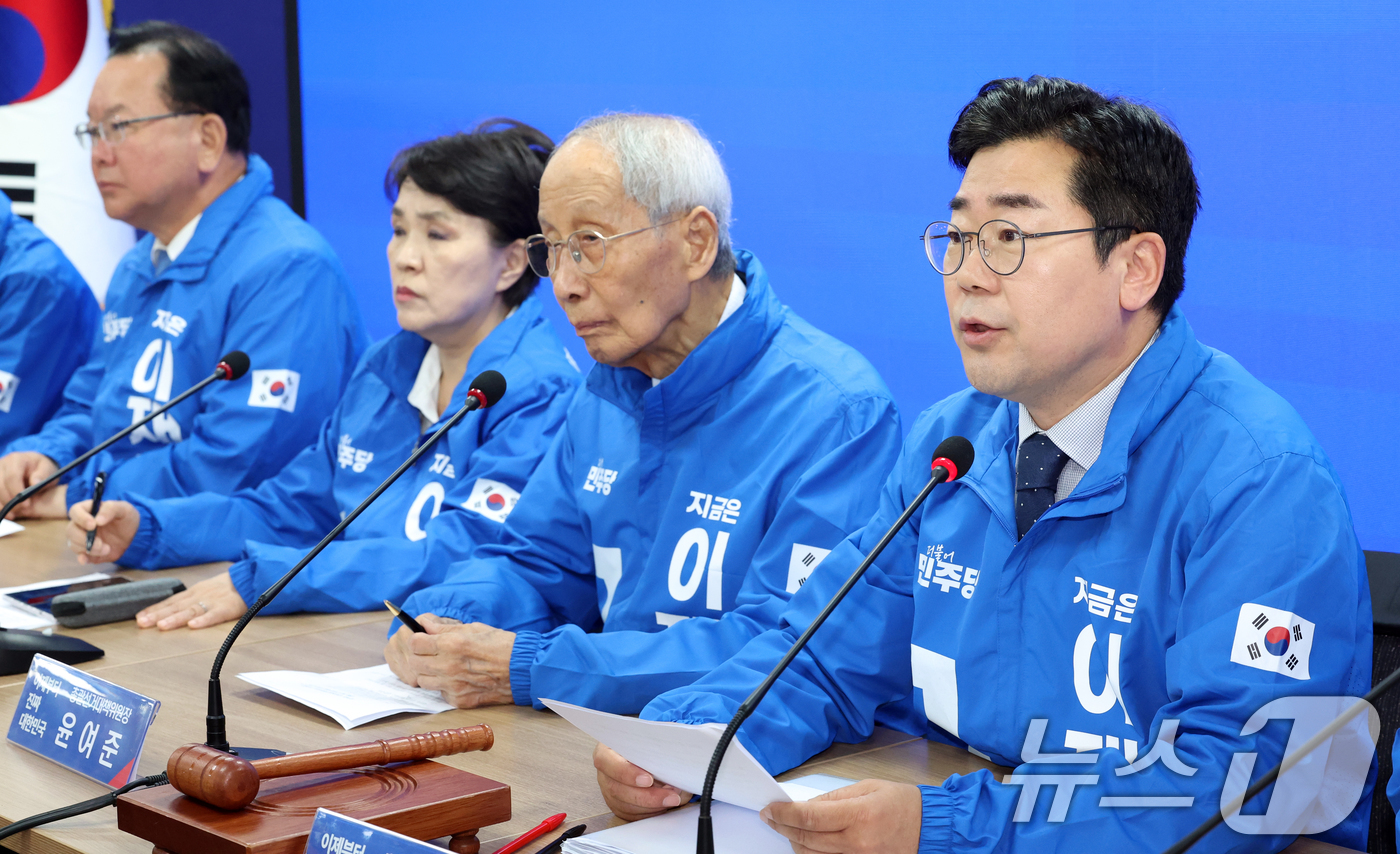 (서울=뉴스1) 김명섭 기자 = 박찬대 더불어민주당 제21대 대통령 선거 총괄선거대책위원장이 9일 오전 서울 영등포구 여의도 당사에서 열린 중앙선거대책회의에서 발언을 하고 있다. …