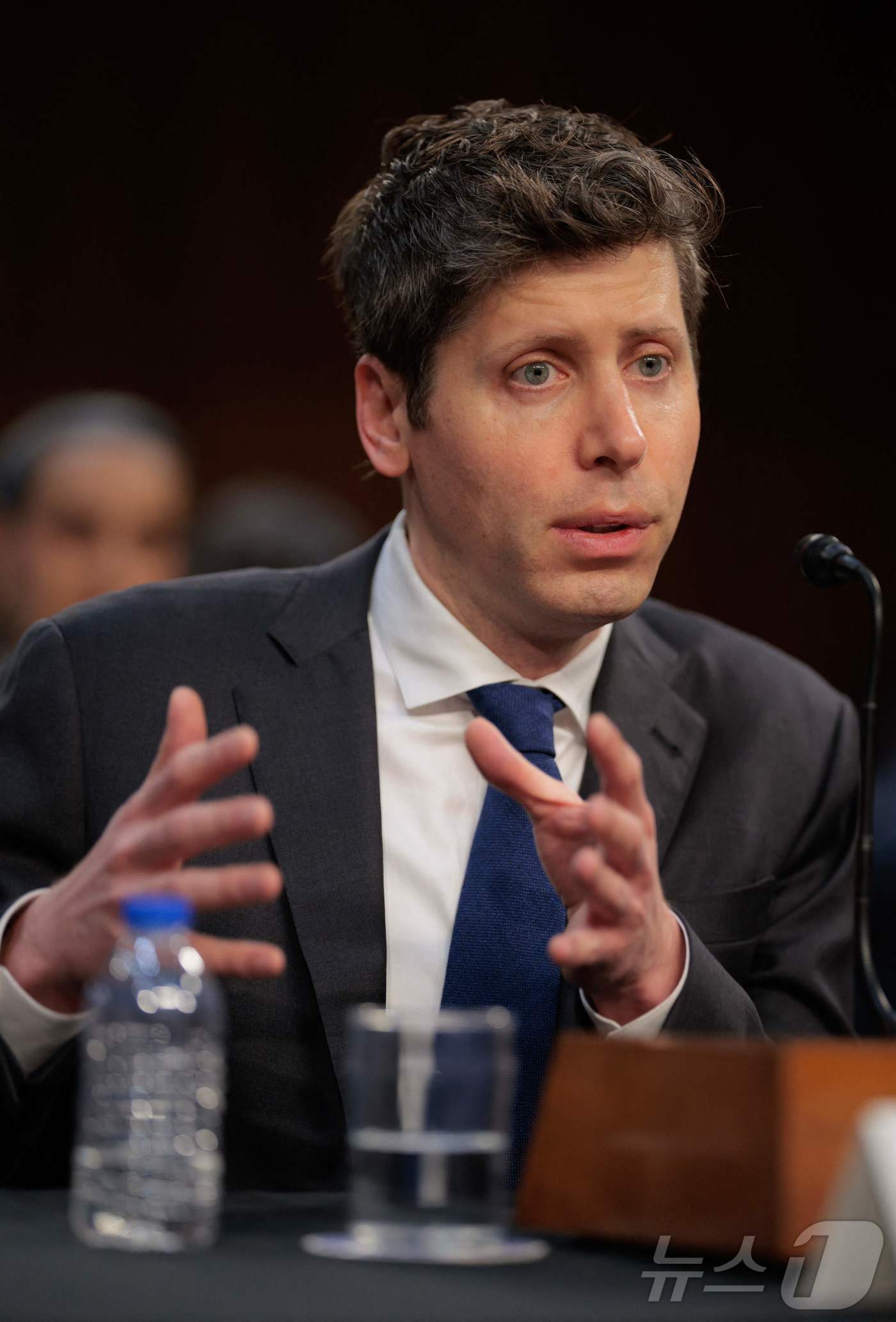 (워싱턴 AFP=뉴스1) 우동명 기자 = 샘 올트먼 오픈AI CEO가 8일(현지시간) 워싱턴 의사당의 상원 상업, 과학, 교통 위원회 청문회에 출석해 "미국 제품을 전 세계적으로 …