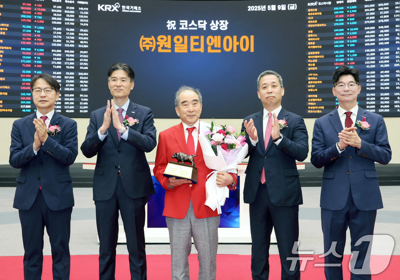 (서울=뉴스1) 이연주 기자 = 9일 서울 영등포구 한국거래소에서 열린 원일티엔아이의 코스닥시장 상장기념식에서 김대영 한국IR협의회 부회장, 민경욱 한국거래소 코스닥시장본부장, 이 …