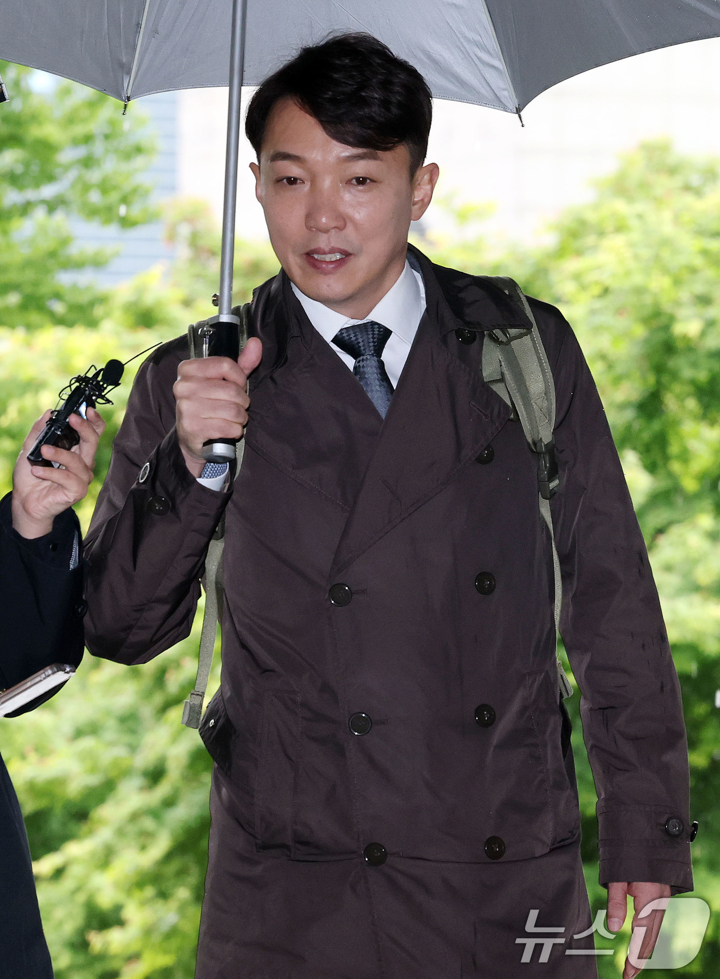 (서울=뉴스1) 박세연 기자 = '딸 위장전입·리조트 접대 의혹' 혐의를 받고 있는 이정섭 검사가 9일 오전 서초구 서울중앙지방법원에서 열린 형사사법절차전자화촉진법위반 등 공판에 …