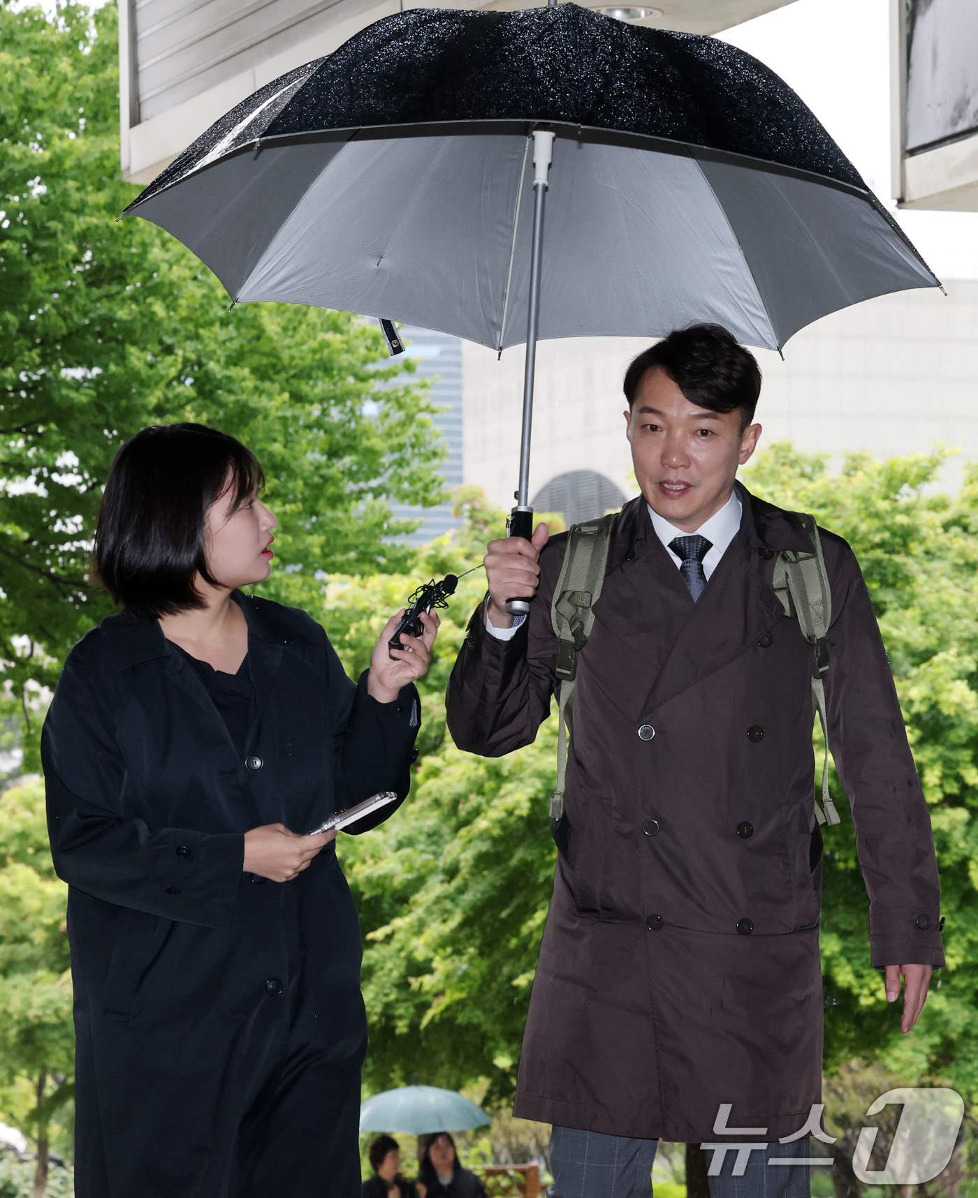 (서울=뉴스1) 박세연 기자 = '딸 위장전입·리조트 접대 의혹' 혐의를 받고 있는 이정섭 검사가 9일 오전 서초구 서울중앙지방법원에서 열린 형사사법절차전자화촉진법위반 등 공판에 …