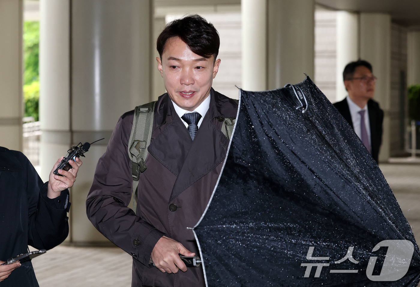 (서울=뉴스1) 박세연 기자 = '딸 위장전입·리조트 접대 의혹' 혐의를 받고 있는 이정섭 검사가 9일 오전 서초구 서울중앙지방법원에서 열린 형사사법절차전자화촉진법위반 등 공판에 …