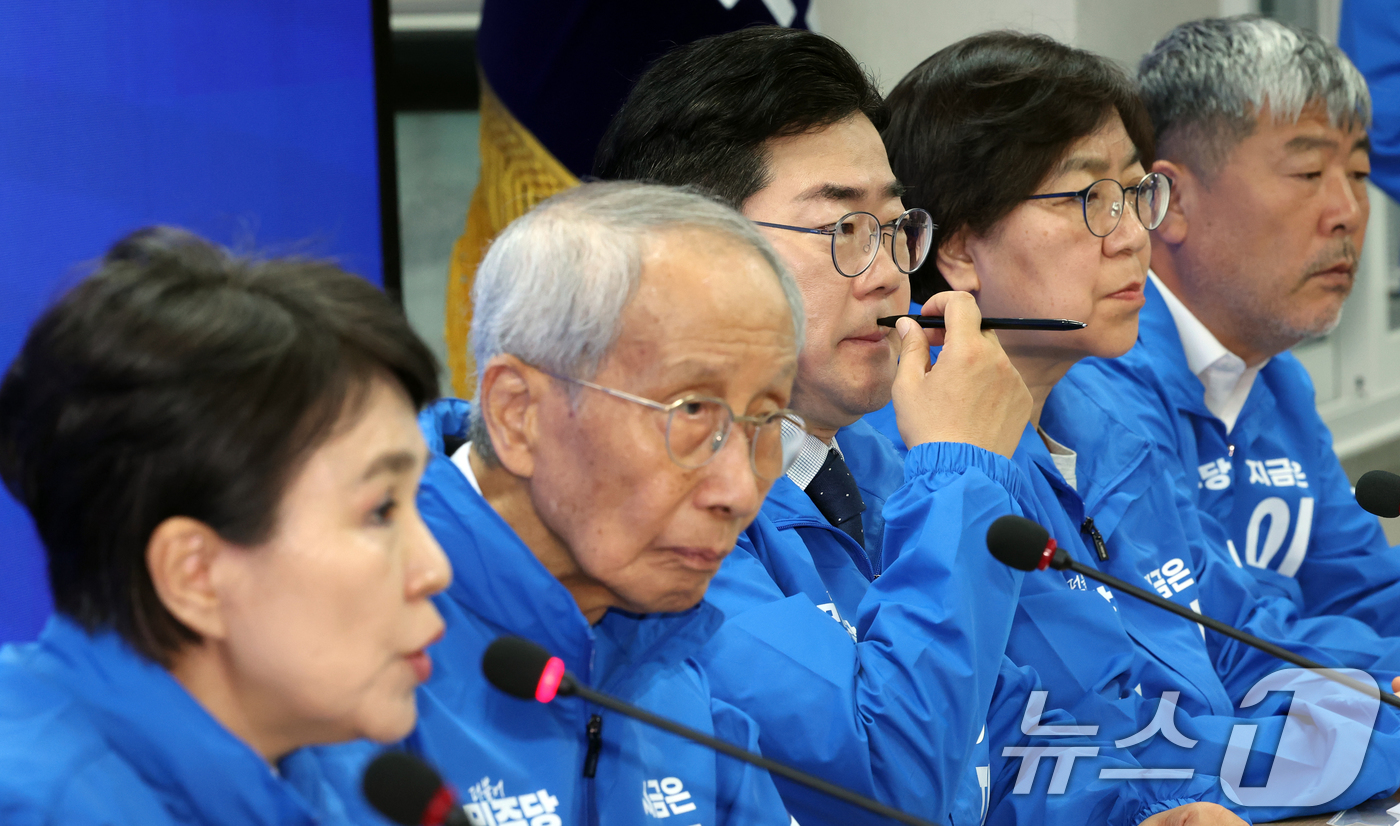 (서울=뉴스1) 김명섭 기자 = 박찬대 더불어민주당 제21대 대통령 선거 총괄선거대책위원장이 9일 오전 서울 영등포구 여의도 당사에서 열린 중앙선거대책회의에서 강금실 위원장의 발언 …