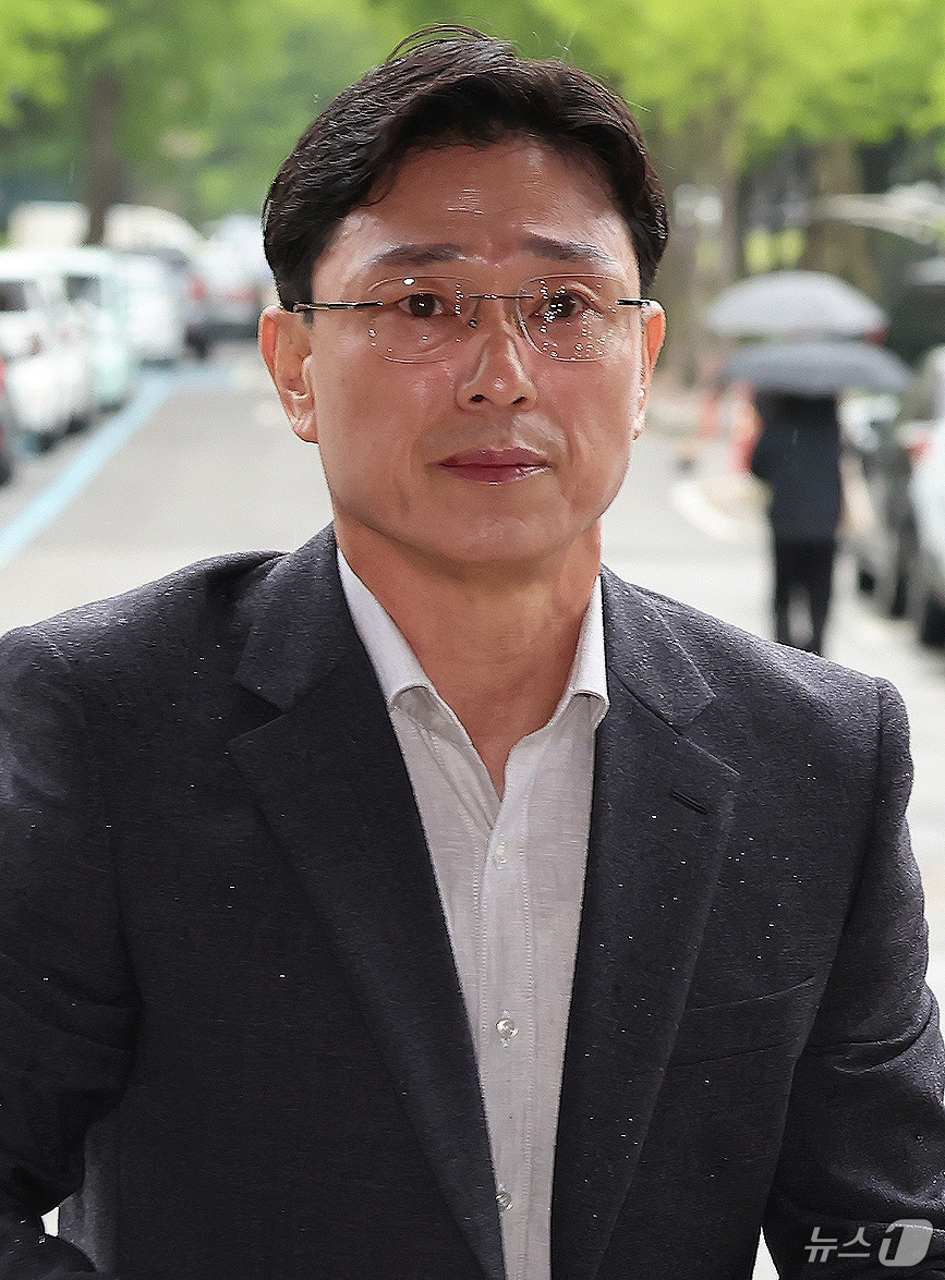 (과천=뉴스1) 장수영 기자 = 채상병 사망 수사 외압 의혹을 받는 임성근 전 해병대 1사단장이 9일 오전 정부과천청사 고위공직자범죄수사처로 포렌식 참관하기 위해 출석하고 있다. …