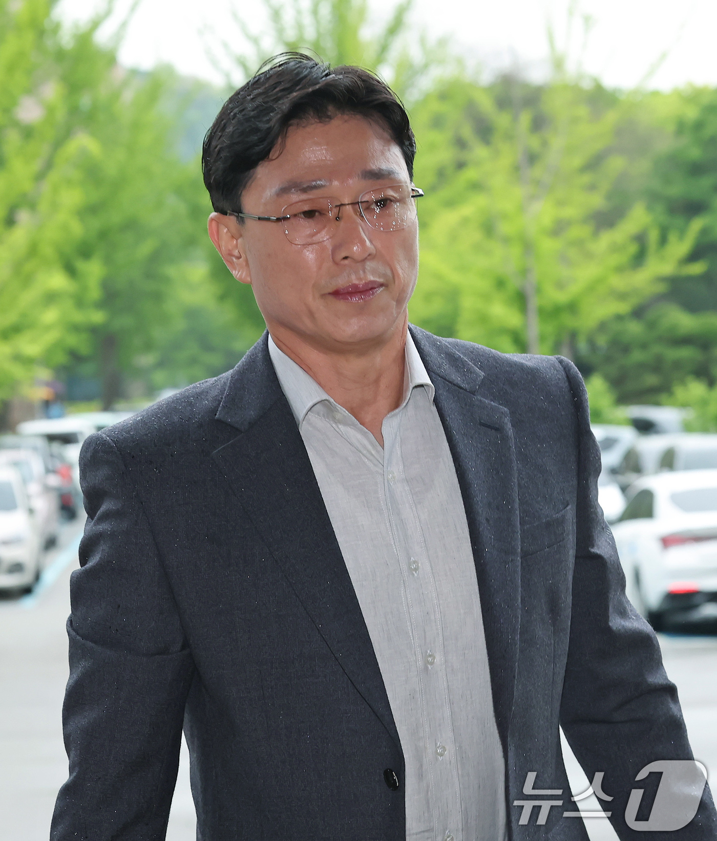 (과천=뉴스1) 장수영 기자 = 채상병 사망 수사 외압 의혹을 받는 임성근 전 해병대 1사단장이 9일 오전 정부과천청사 고위공직자범죄수사처로 포렌식 참관하기 위해 출석하고 있다. …