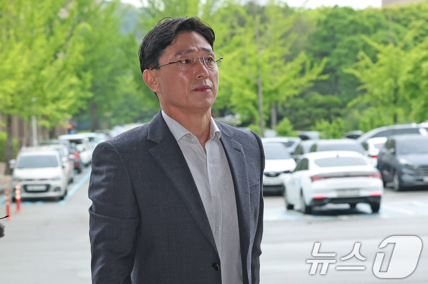 (과천=뉴스1) 장수영 기자 = 채상병 사망 수사 외압 의혹을 받는 임성근 전 해병대 1사단장이 9일 오전 정부과천청사 고위공직자범죄수사처로 포렌식 참관하기 위해 출석하고 있다. …