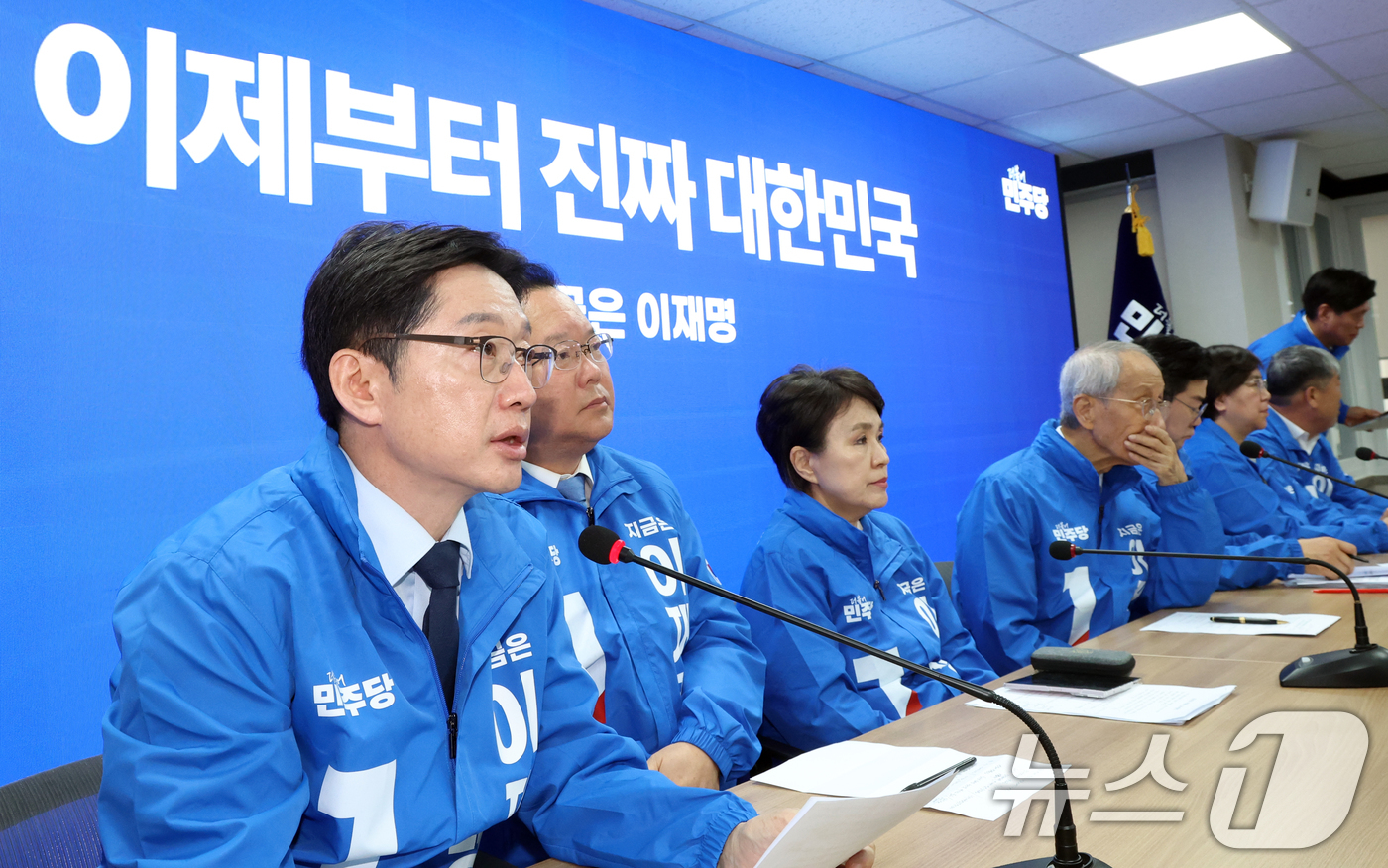 (서울=뉴스1) 김명섭 기자 = 김경수 더불어민주당 제21대 대통령 선거 총괄선거대책위원장이 9일 오전 서울 영등포구 여의도 당사에서 열린 중앙선거대책회의에서 발언을 하고 있다. …