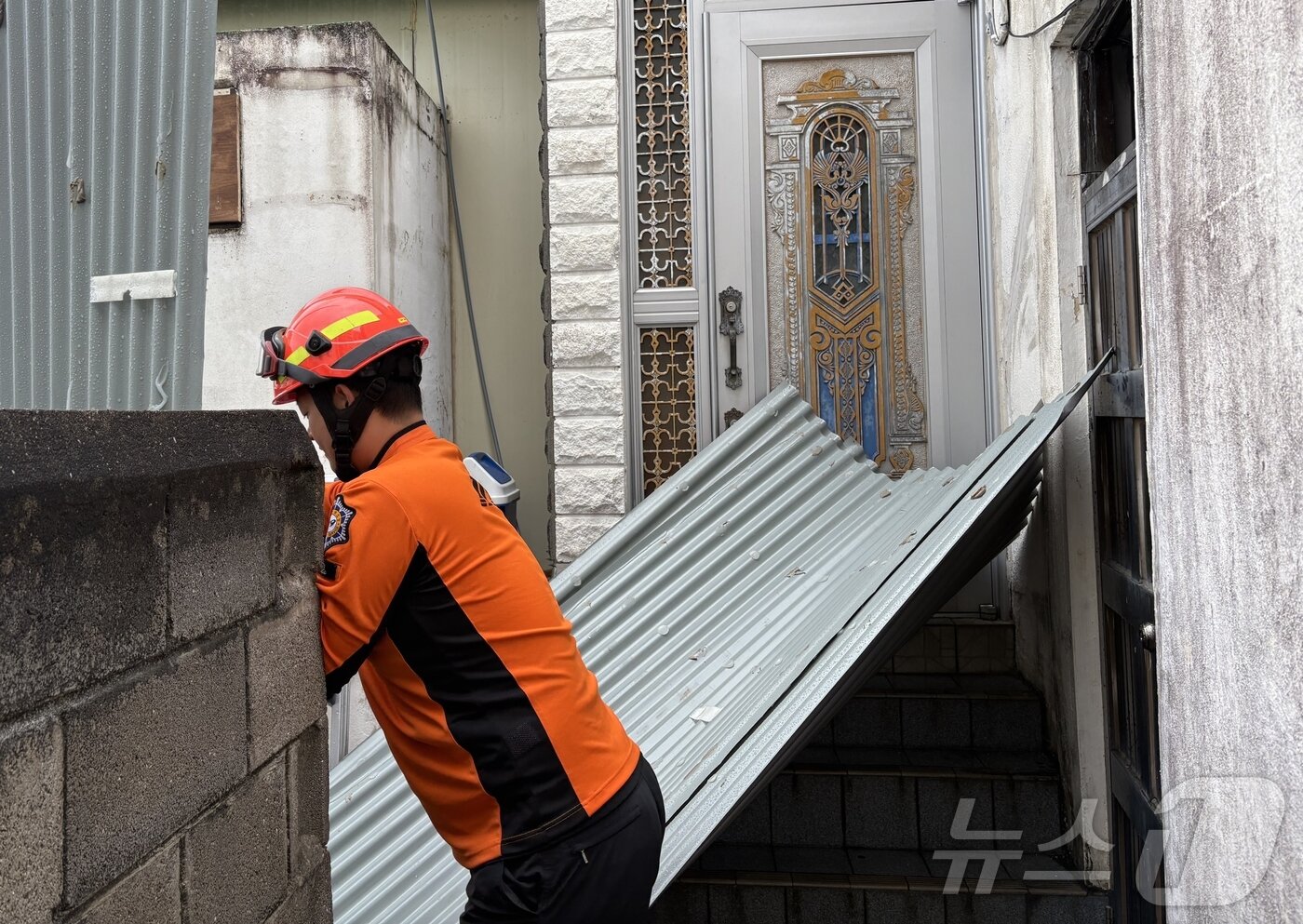 본문 이미지 - 9일 제주도에 호우특보와 강풍특보가 발효 중인 가운데 오전 7시8분 쯤 제주시 이도일동에 공사자재가 무너지면서 주택 출입문을 막아 소방당국이 안전조치를 취하고 있다.(제주도소방안전본부 제공. 재판매 및 DB 금지) 2025.5.9/뉴스1 ⓒ News1 홍수영 기자