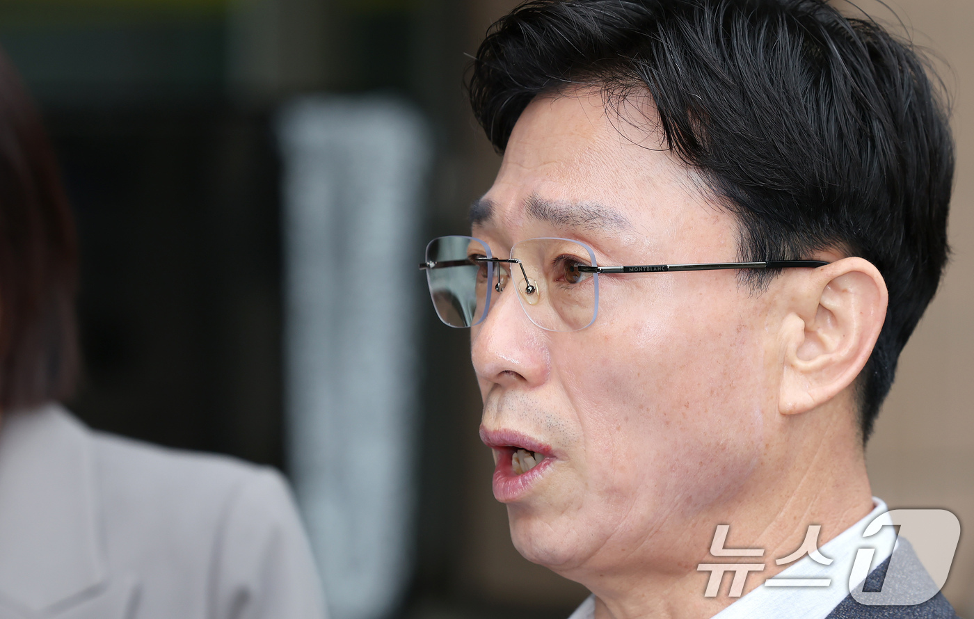 (과천=뉴스1) 장수영 기자 = 채상병 사망 수사 외압 의혹을 받는 임성근 전 해병대 1사단장이 9일 오전 정부과천청사 고위공직자범죄수사처로 포렌식 참관 출석에 앞서 취재진에게 입 …