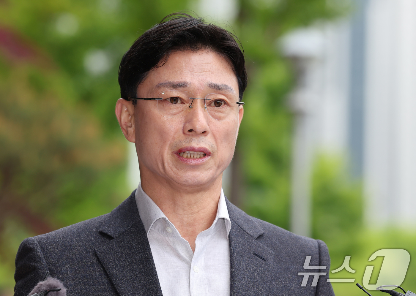 (과천=뉴스1) 장수영 기자 = 채상병 사망 수사 외압 의혹을 받는 임성근 전 해병대 1사단장이 9일 오전 정부과천청사 고위공직자범죄수사처로 포렌식 참관 출석에 앞서 취재진에게 입 …