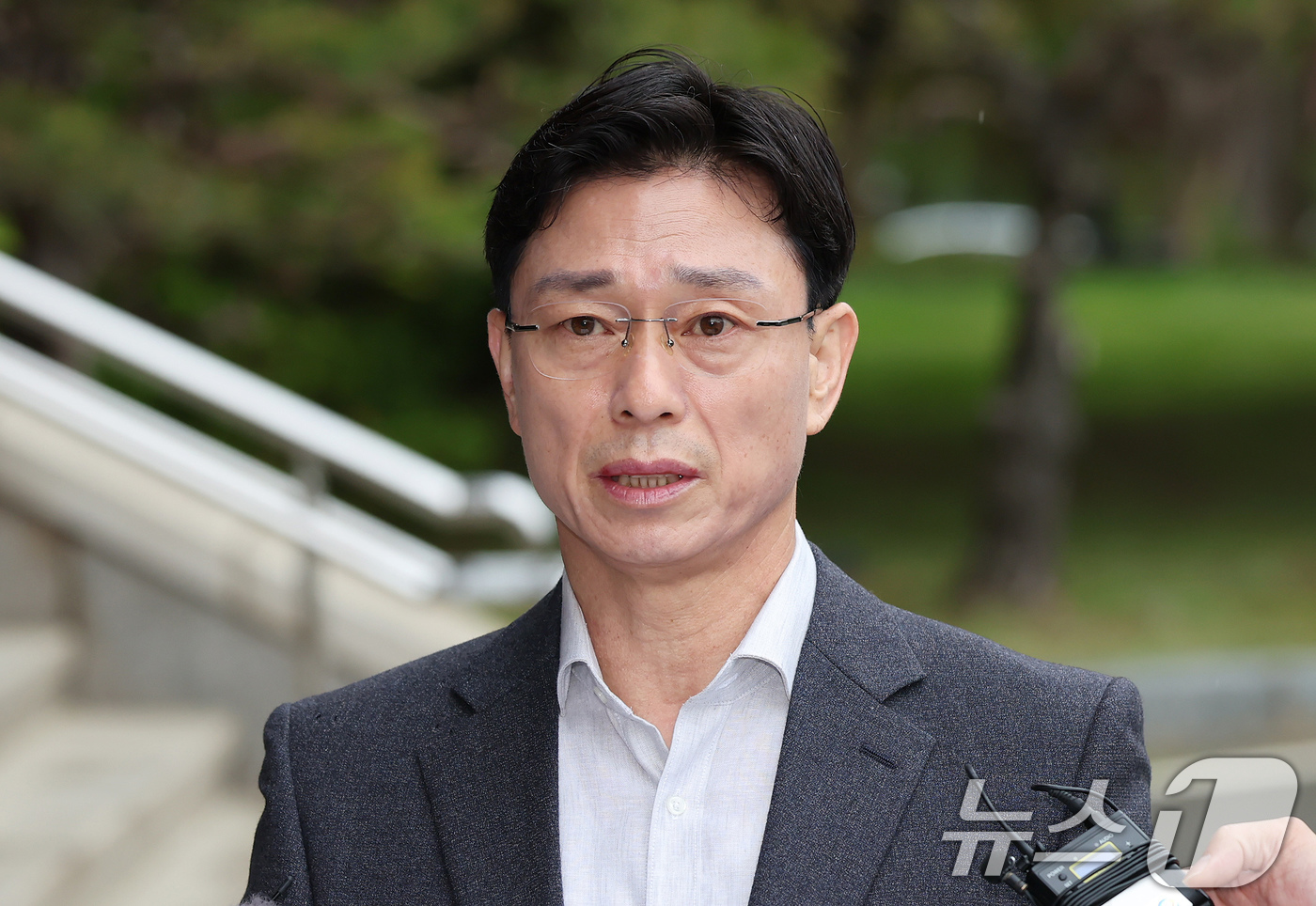 (과천=뉴스1) 장수영 기자 = 채상병 사망 수사 외압 의혹을 받는 임성근 전 해병대 1사단장이 9일 오전 정부과천청사 고위공직자범죄수사처로 포렌식 참관 출석에 앞서 취재진에게 입 …