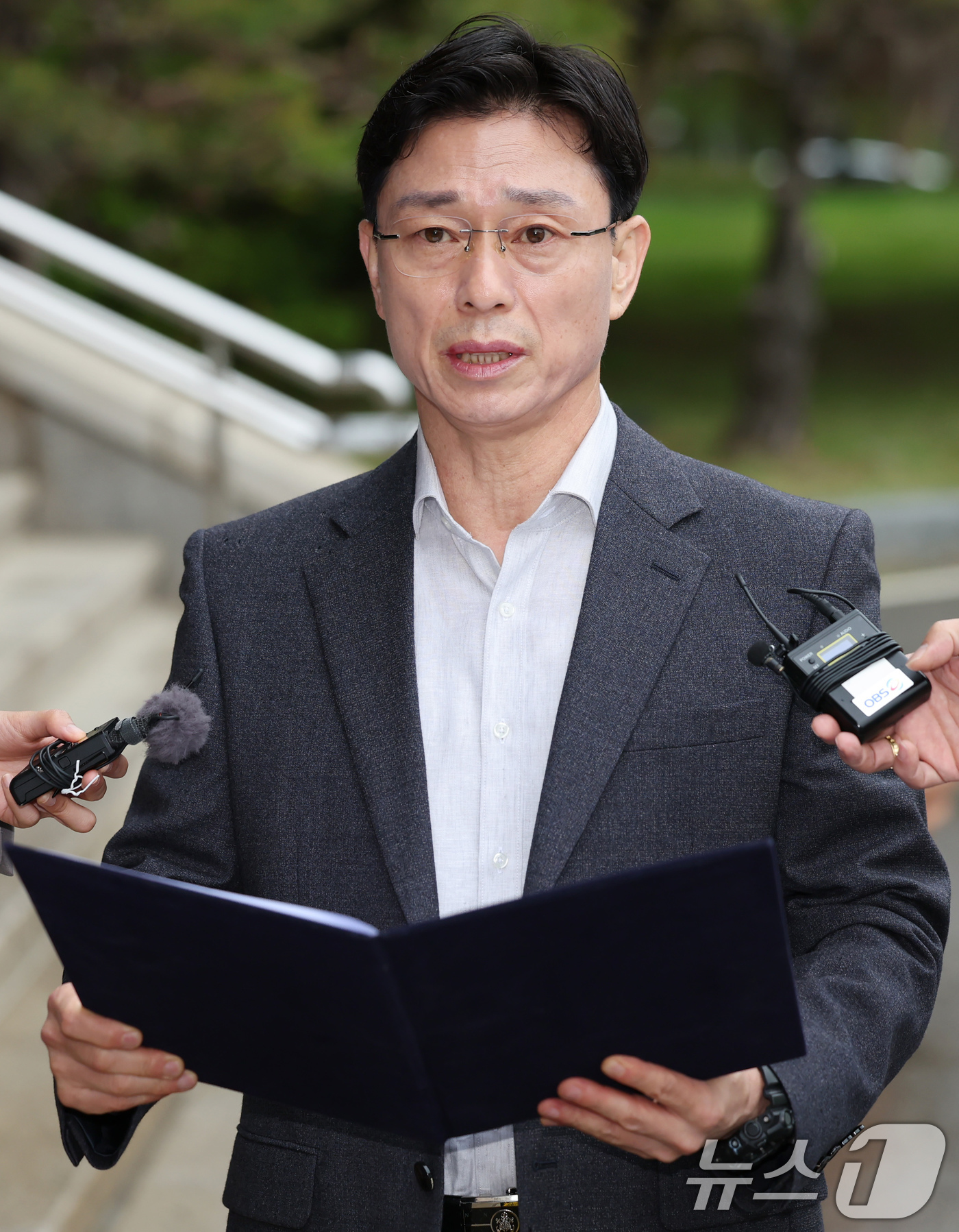 (과천=뉴스1) 장수영 기자 = 채상병 사망 수사 외압 의혹을 받는 임성근 전 해병대 1사단장이 9일 오전 정부과천청사 고위공직자범죄수사처로 포렌식 참관 출석에 앞서 취재진에게 입 …