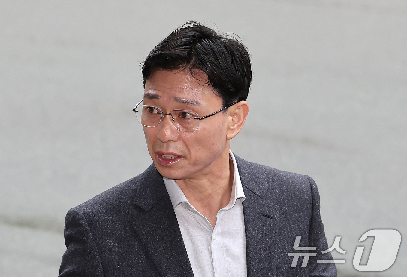 (과천=뉴스1) 장수영 기자 = 채상병 사망 수사 외압 의혹을 받는 임성근 전 해병대 1사단장이 9일 오전 정부과천청사 고위공직자범죄수사처로 포렌식 참관을 위해 출석하고 있다. 2 …