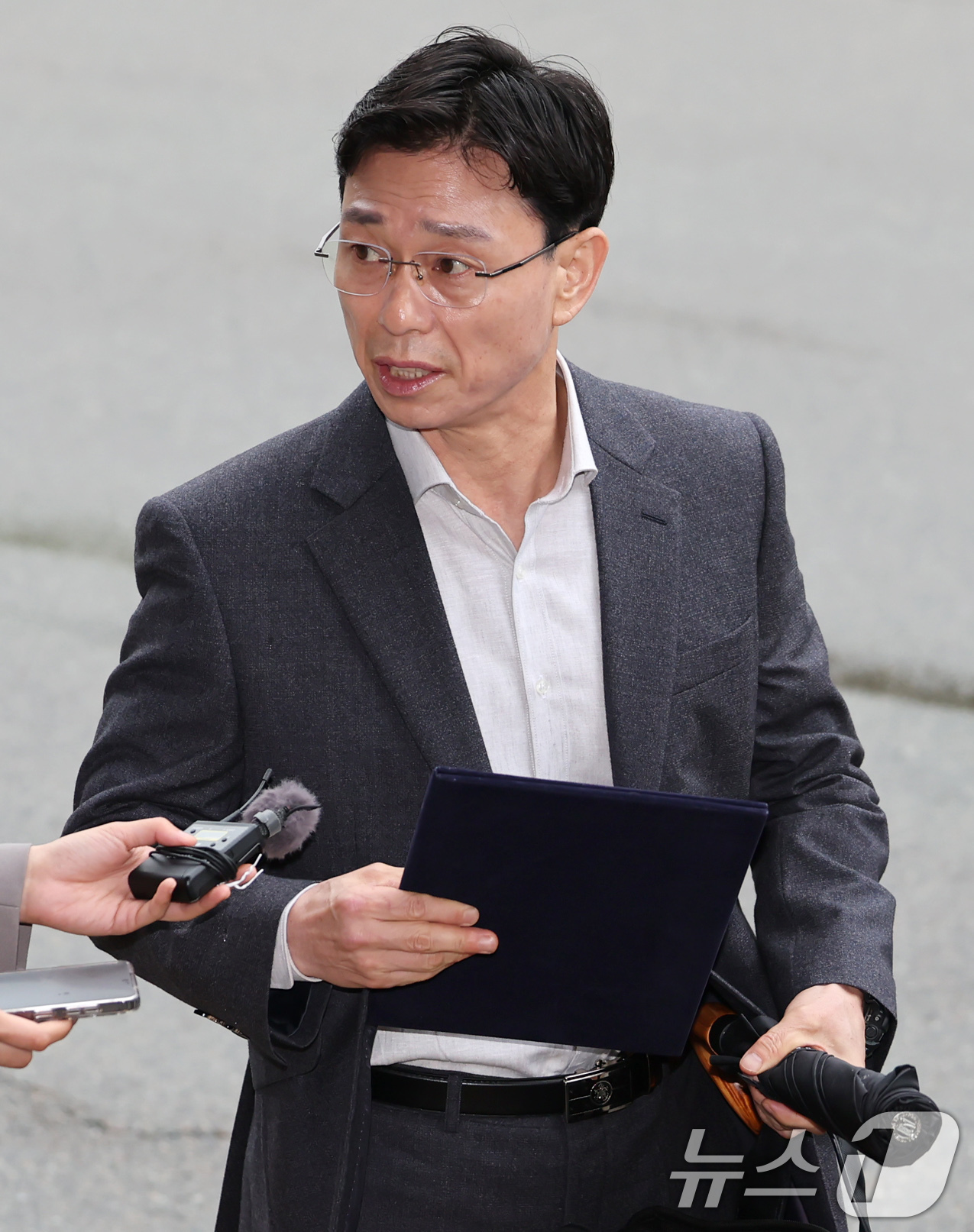 (과천=뉴스1) 장수영 기자 = 채상병 사망 수사 외압 의혹을 받는 임성근 전 해병대 1사단장이 9일 오전 정부과천청사 고위공직자범죄수사처로 포렌식 참관을 위해 출석하고 있다. 2 …