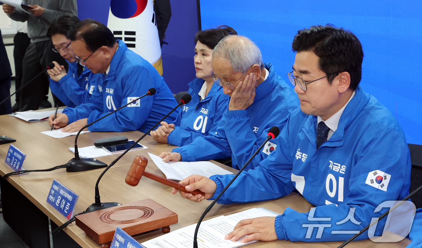 (서울=뉴스1) 김명섭 기자 = 박찬대 더불어민주당 제21대 대통령 선거 총괄선거대책위원장이 9일 오전 서울 영등포구 여의도 당사에서 열린 중앙선거대책회의에서 의사봉을 두드리고 있 …