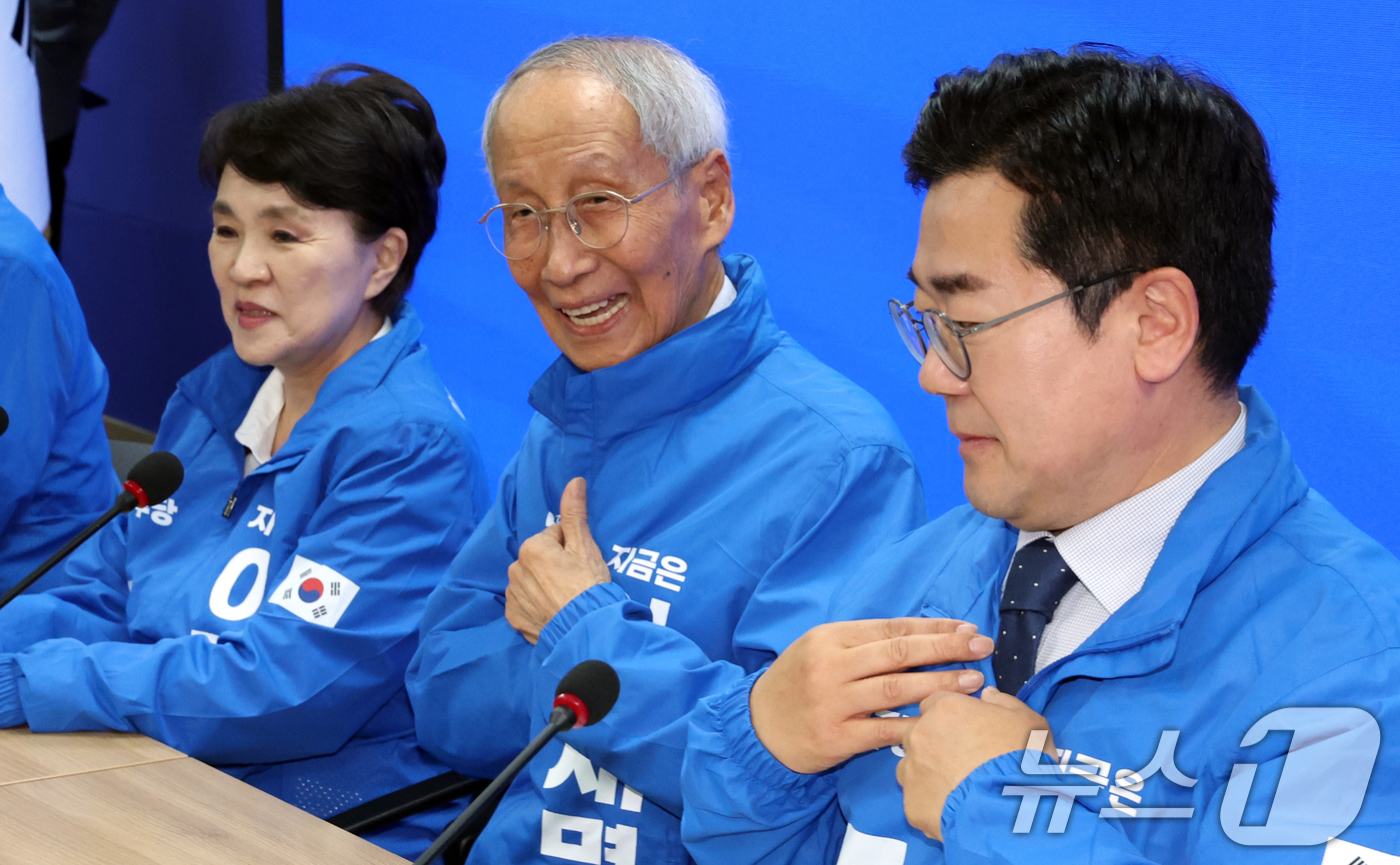 (서울=뉴스1) 김명섭 기자 = 윤여준·강금실·박찬대 더불어민주당 제21대 대통령 선거 총괄선거대책위원장이 9일 오전 서울 영등포구 여의도 당사에서 열린 중앙선거대책회의에서 대화를 …