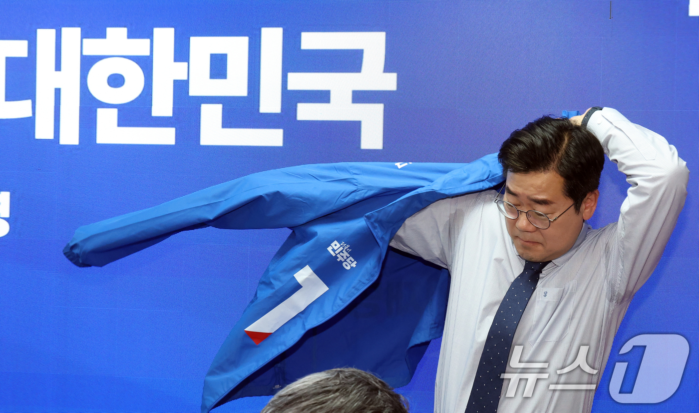 (서울=뉴스1) 김명섭 기자 = 박찬대 더불어민주당 제21대 대통령 선거 총괄선거대책위원장이 9일 오전 서울 영등포구 여의도 당사에서 열린 중앙선거대책회의에서 선거운동 점퍼를 입고 …