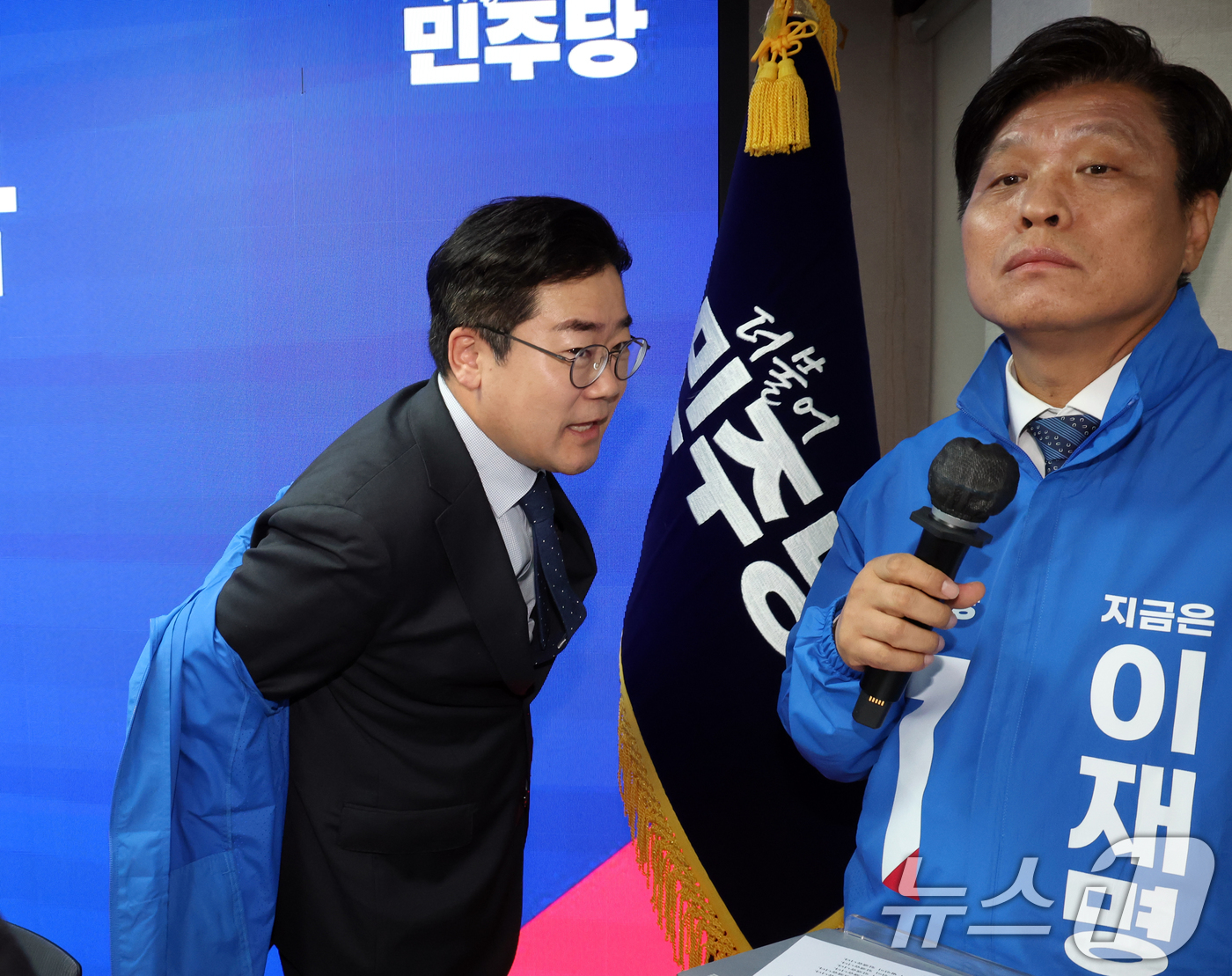 (서울=뉴스1) 김명섭 기자 = 박찬대 더불어민주당 제21대 대통령 선거 총괄선거대책위원장이 9일 오전 서울 영등포구 여의도 당사에서 열린 중앙선거대책회의에서 선거운동 점퍼를 벗고 …