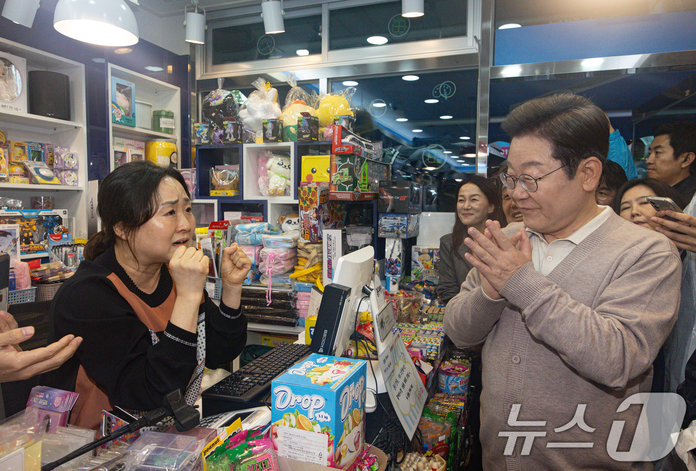 (경주=뉴스1) 이재명 기자 = 3차 경청투어에 나선 이재명 더불어민주당 대통령 후보가 9일 오전 경북 경주시 한 아파트 단지 인근에 위치한 문구점을 찾아 상인의 응원을 받고 있다 …